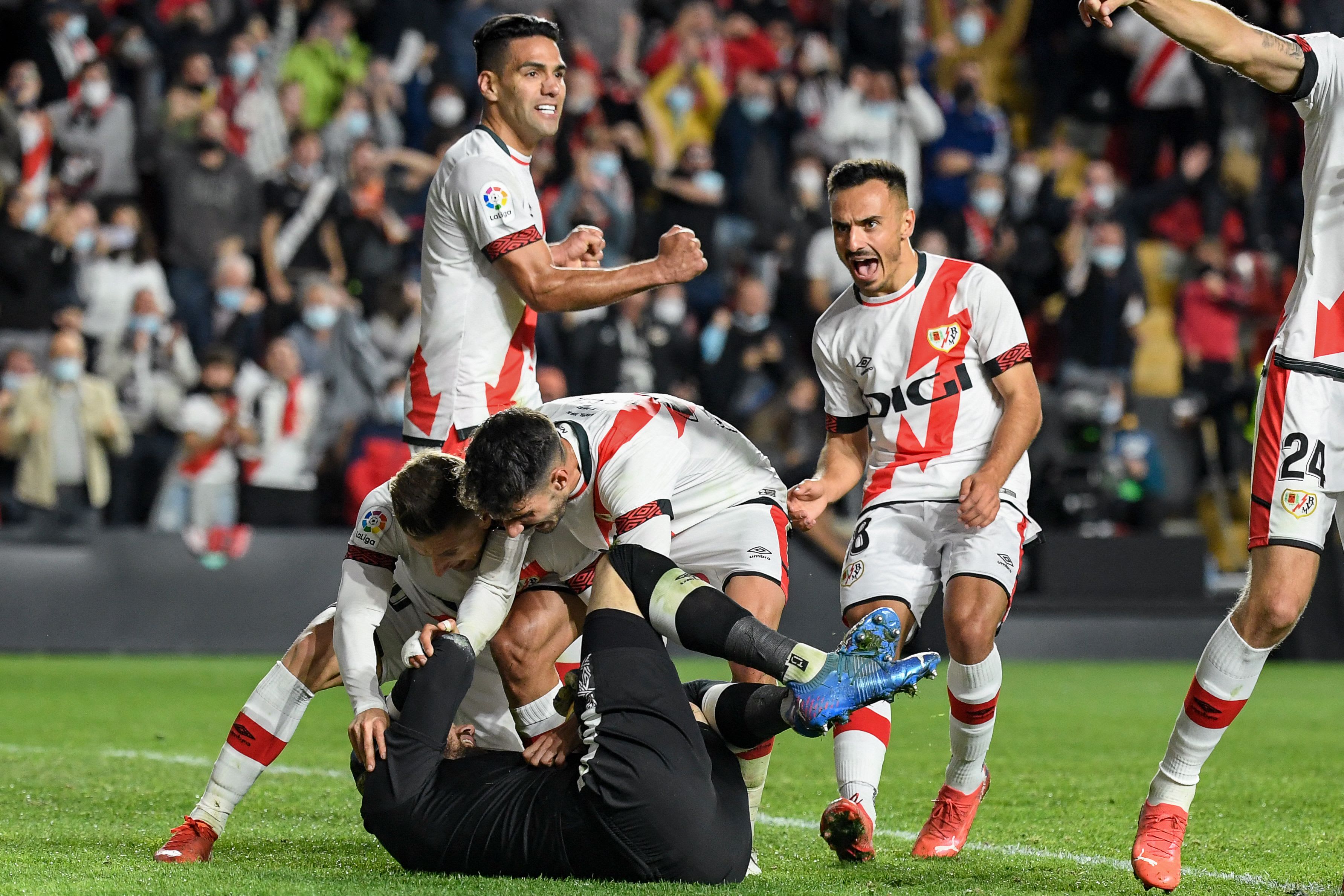 שחקני ראיו וייקאנו חוגגים הדיפת פנדל של סטולה דימיטרייבסקי