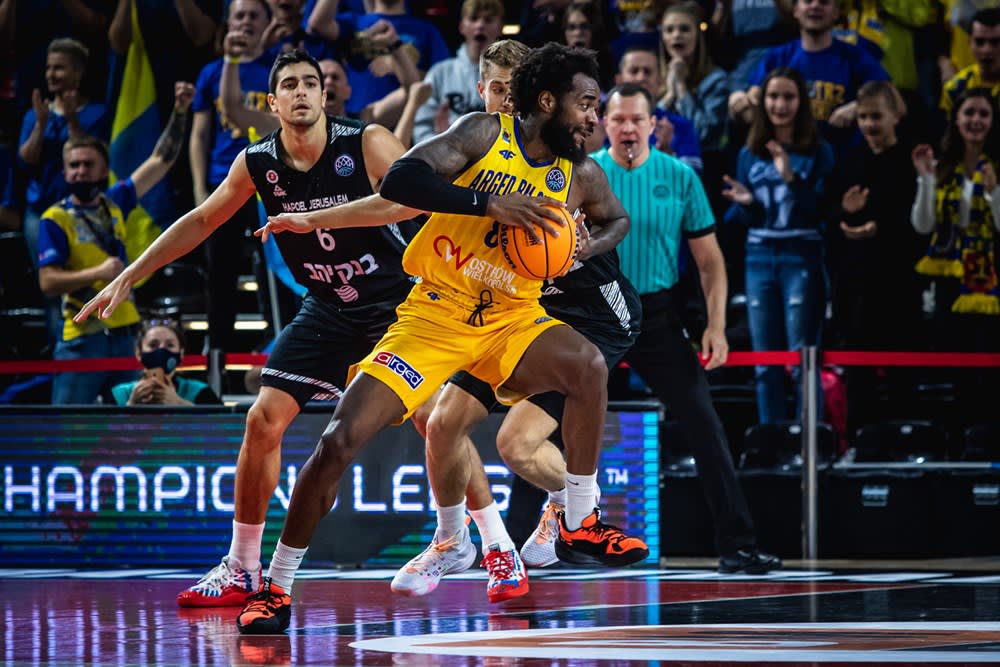 שחקן סראטוב מייקל יאנג מול שחקן הפועל ירושלים איתי שגב