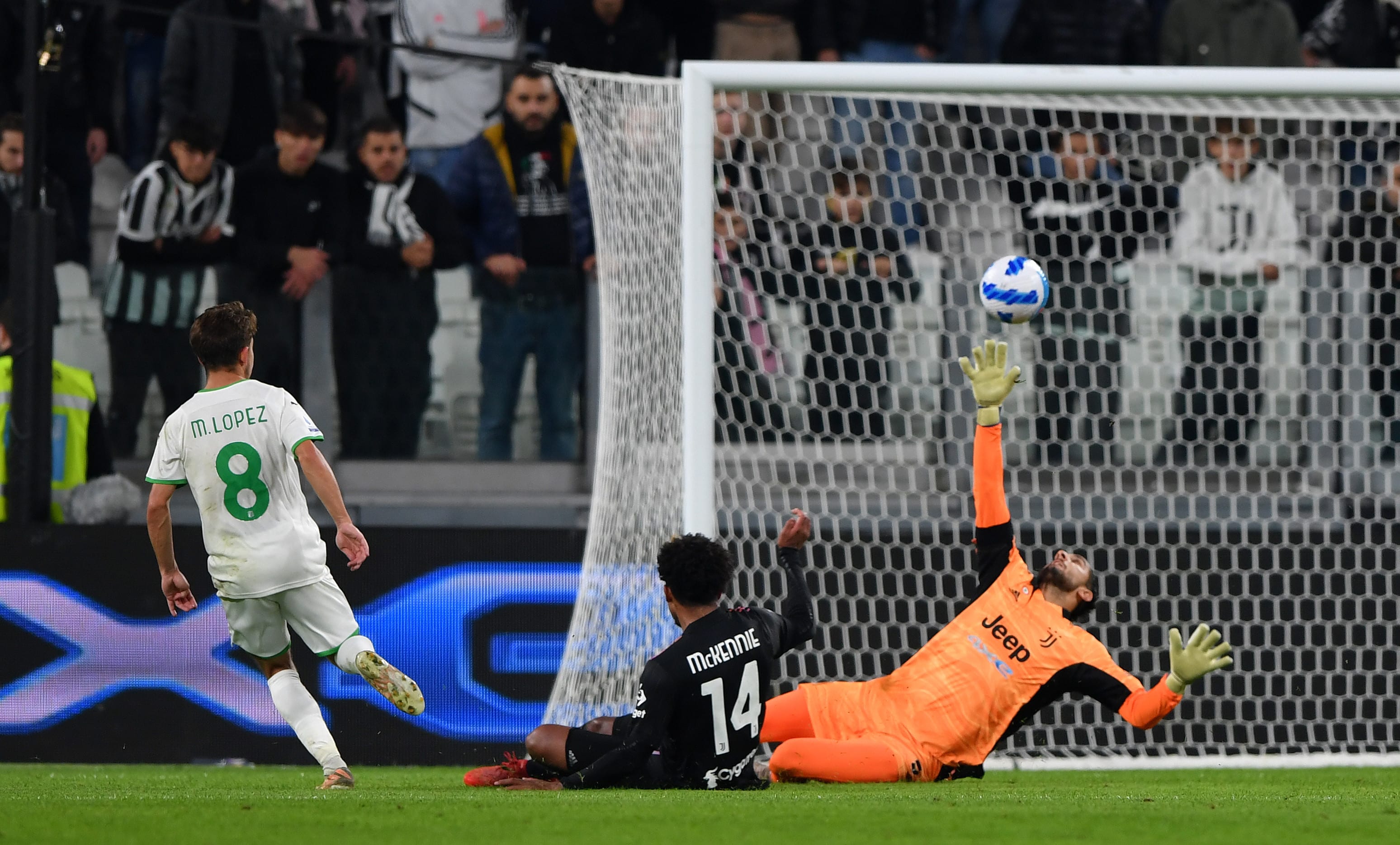 מקסים לופז שחקן ססואולו כובש מול יובנטוס