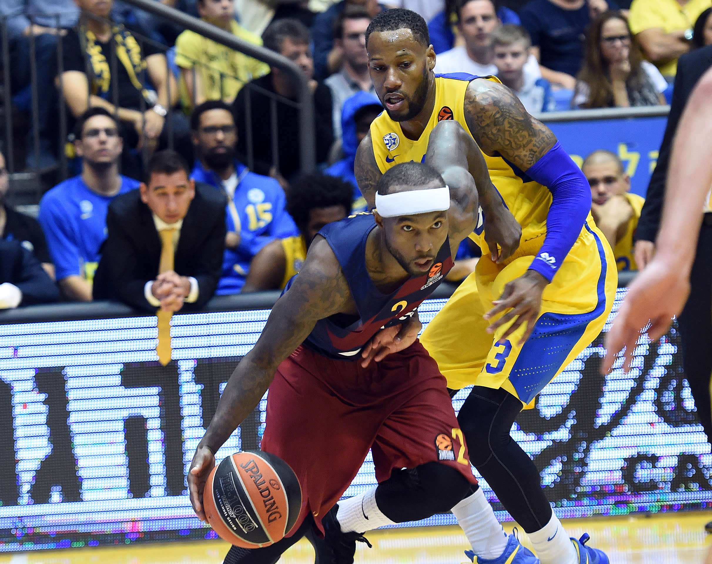 שחקן ברצלונה טייריס רייס לפני שחקן מכבי תל אביב סוני ווימס