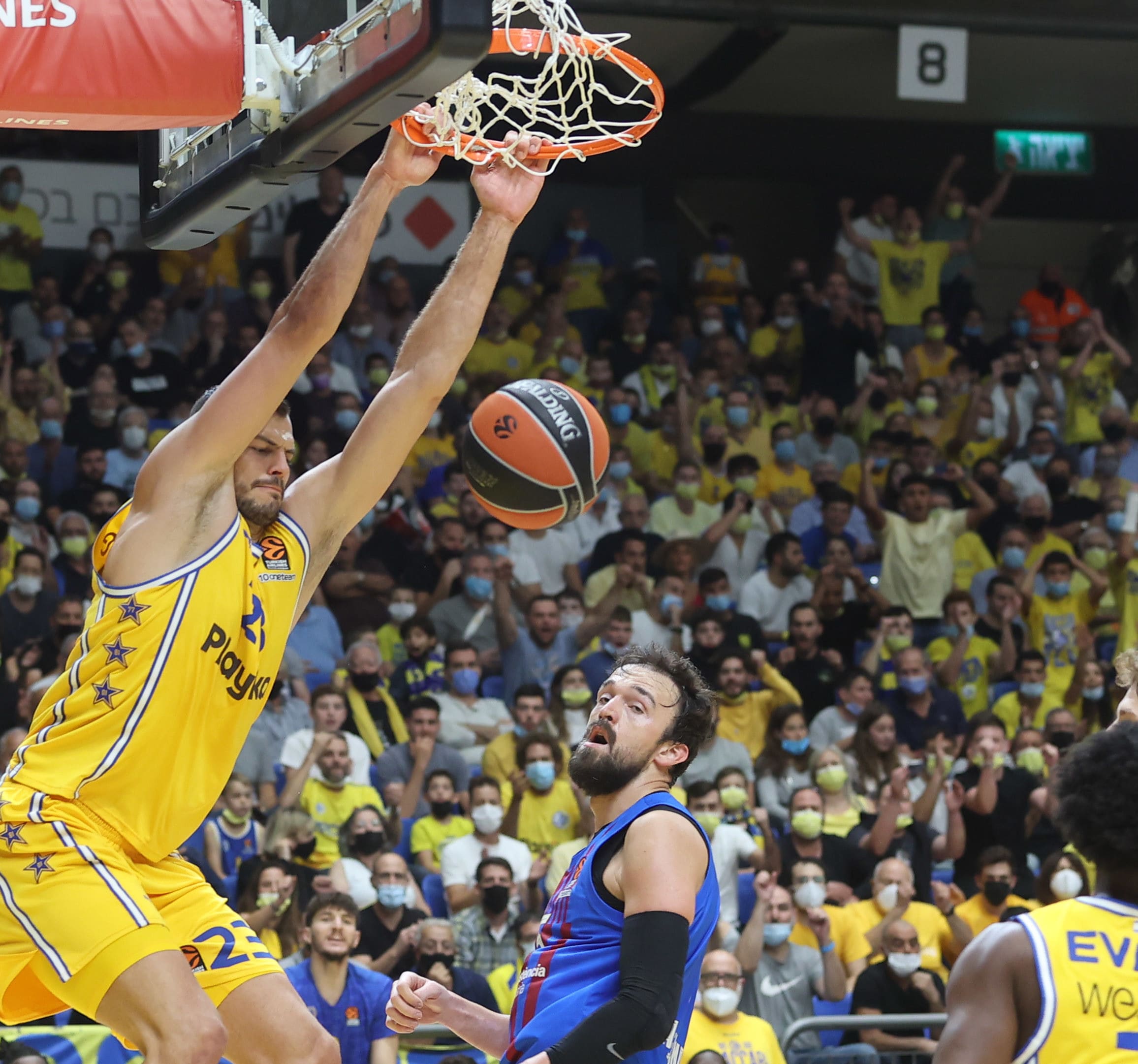 שחקן מכבי תל אביב אנטה ז'יז'יץ' מול שחקן ברצלונה סרטאץ' שנלי