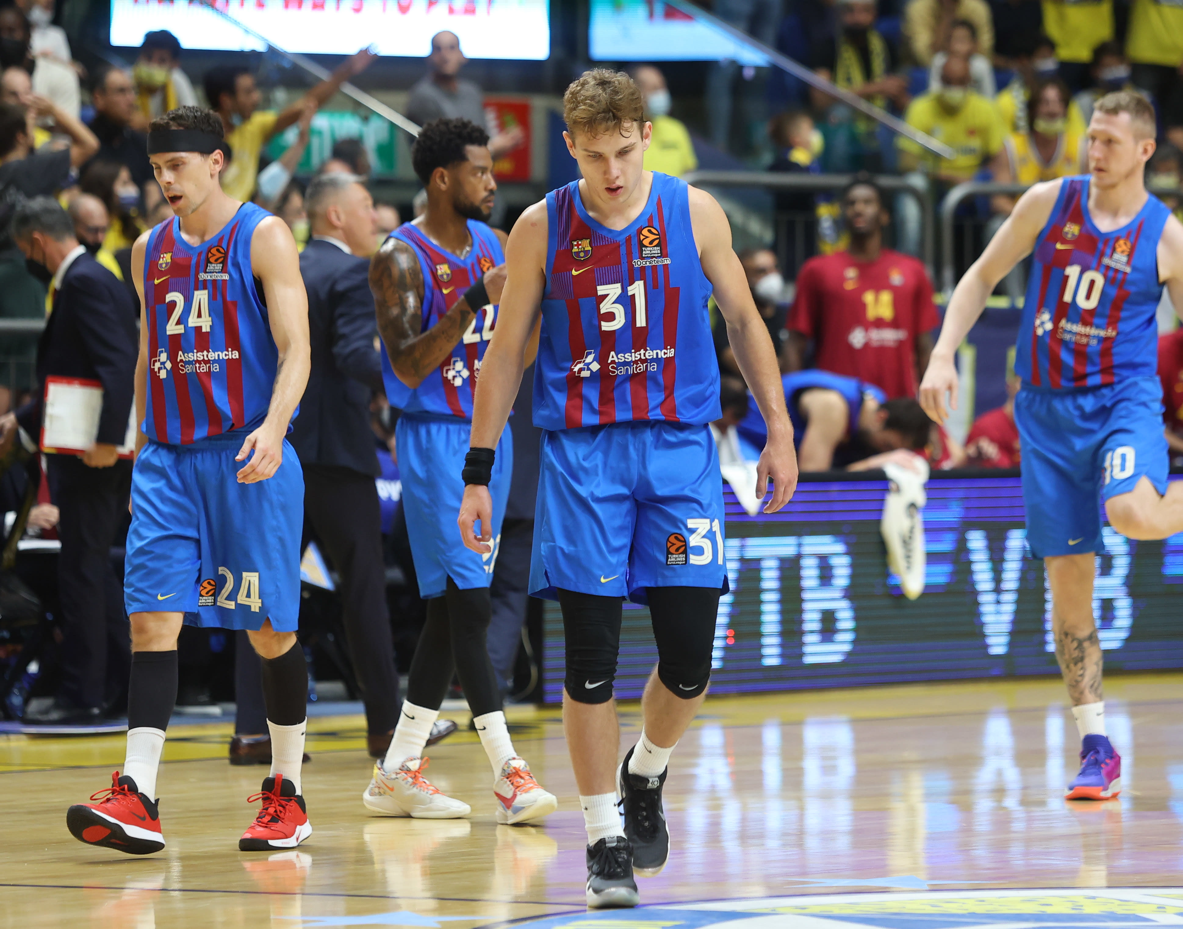 שחקן ברצלונה רוקאס ג'וקובייטיס עם קייל קוריץ', רולאנדס סמיתס