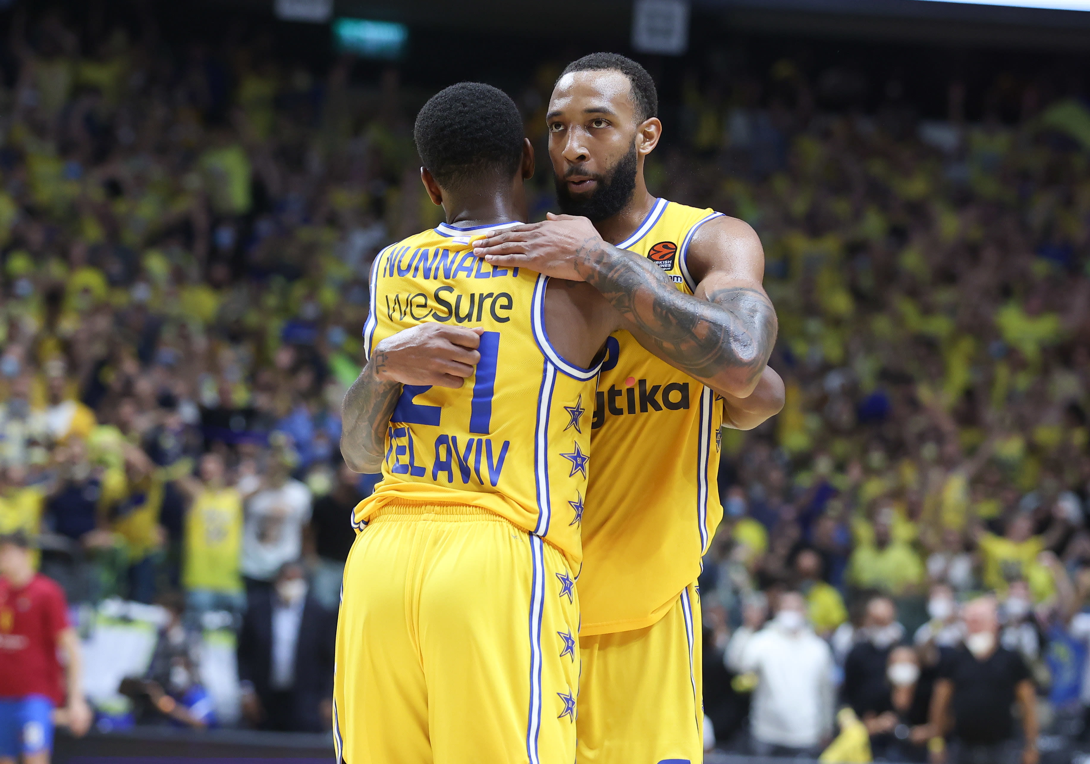 שחקן מכבי תל אביב דרק וויליאמס עם ג'יימס נאנלי