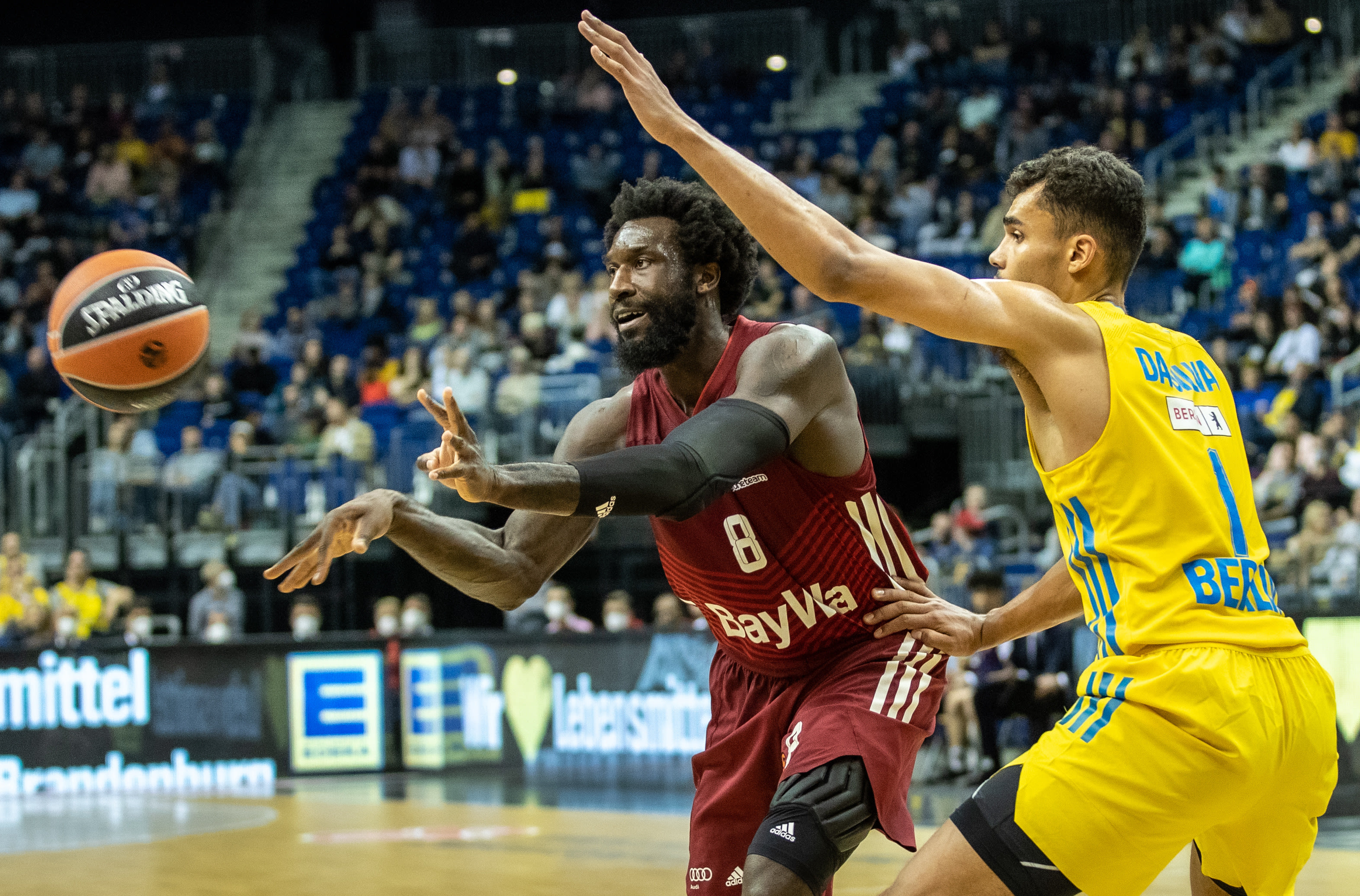 אותלו האנטר שחקן באיירן מינכן מול אוסקר דה סילבה שחקן אלבה ברלין