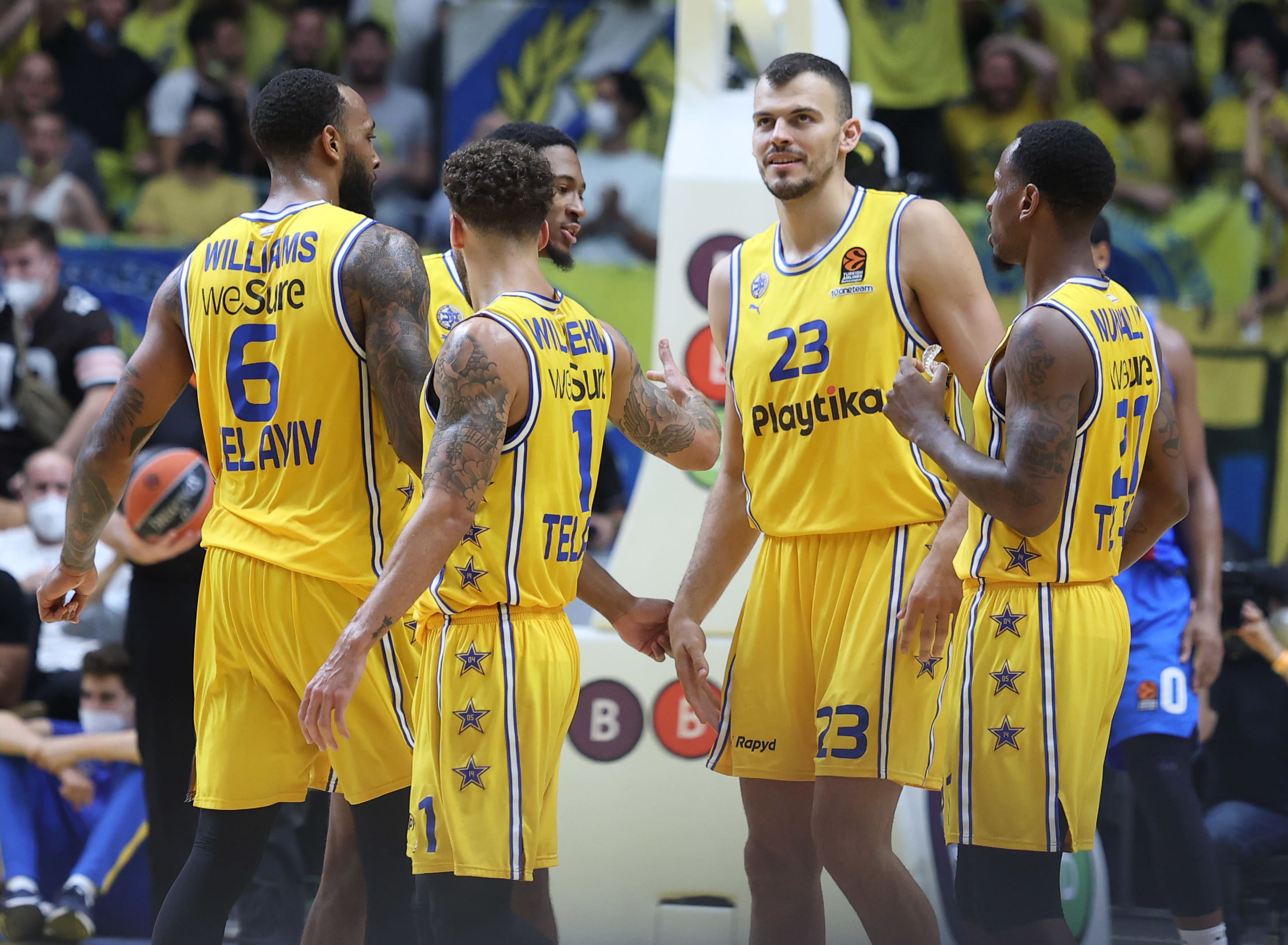 שחקן מכבי תל אביב דרק וויליאמס עם ג'יימס נאנלי, סקוטי ווילבקין, אנטה ז'יז'יץ'