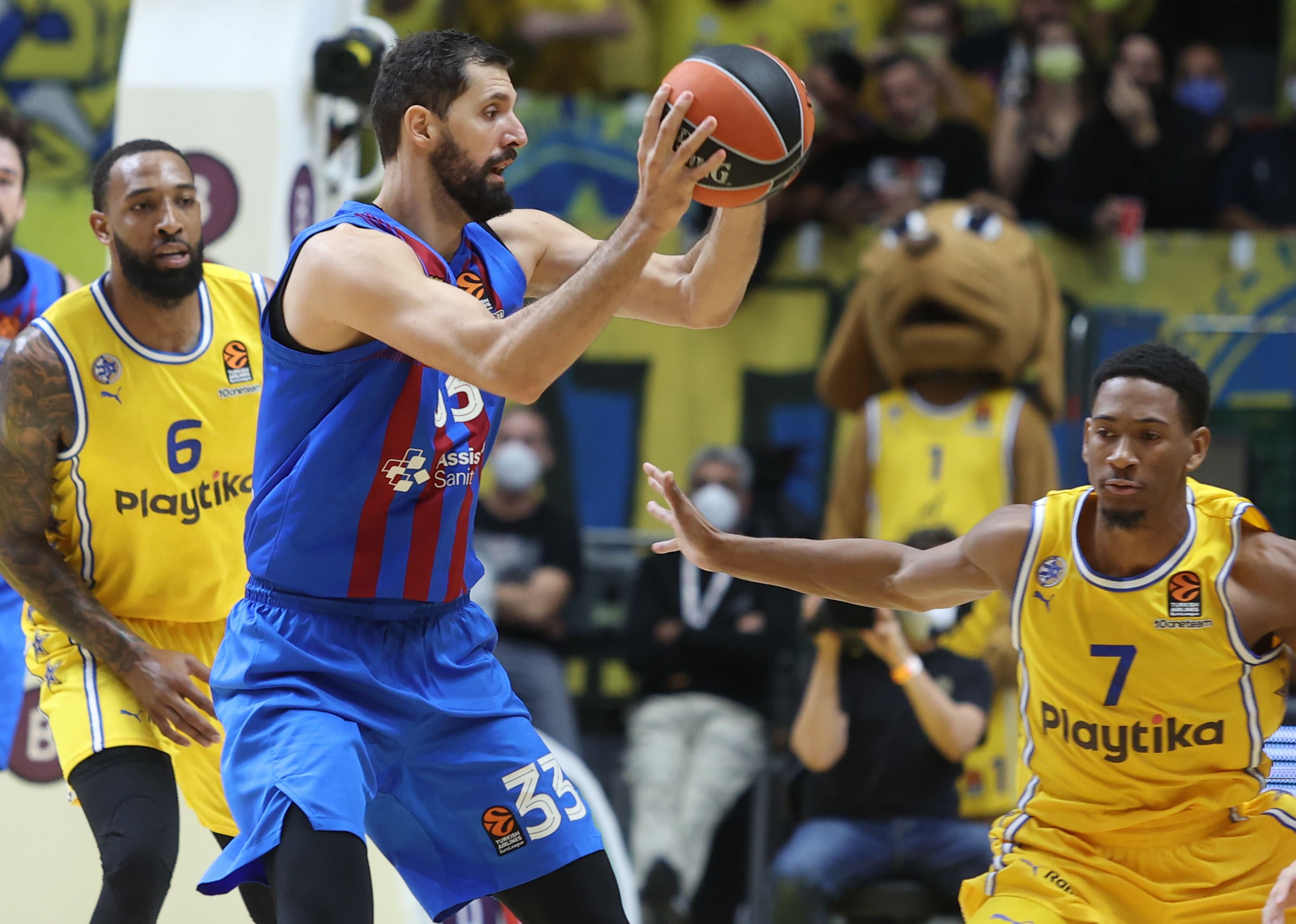 שחקן ברצלונה ניקולה מירוטיץ' מול שחקן מכבי תל אביב דרק וויליאמס, קמרון טיילור