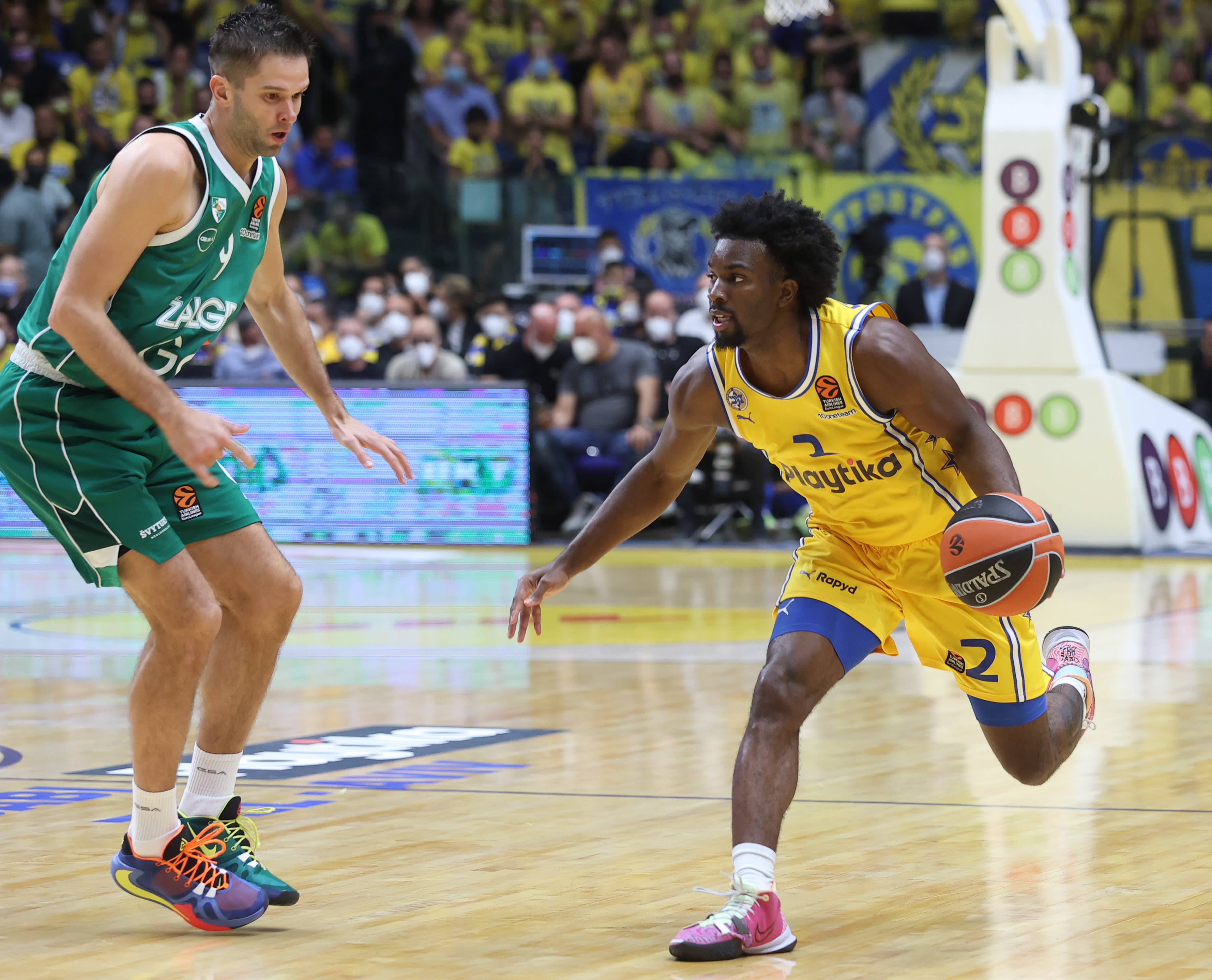 קינן אוואנס שחקן מכבי תל אביב מול מנטאס קלנייטיס שחקן ז'לגיריס קובנה