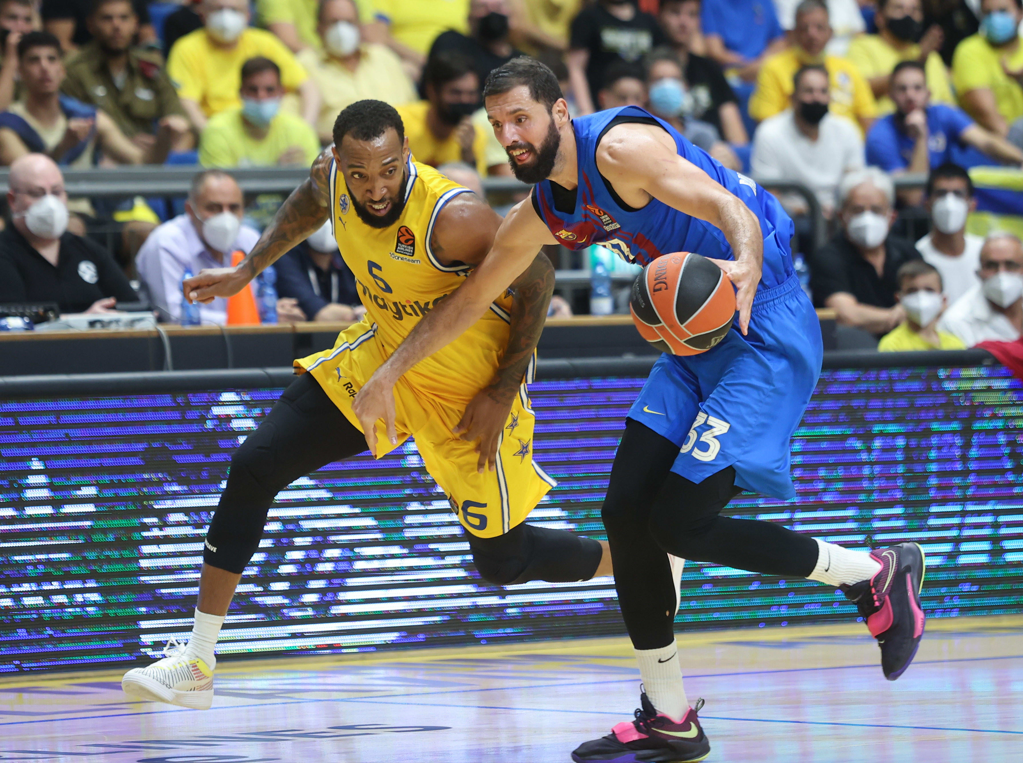 שחקן ברצלונה ניקולה מירוטיץ' מול שחקן מכבי תל אביב דרק וויליאמס