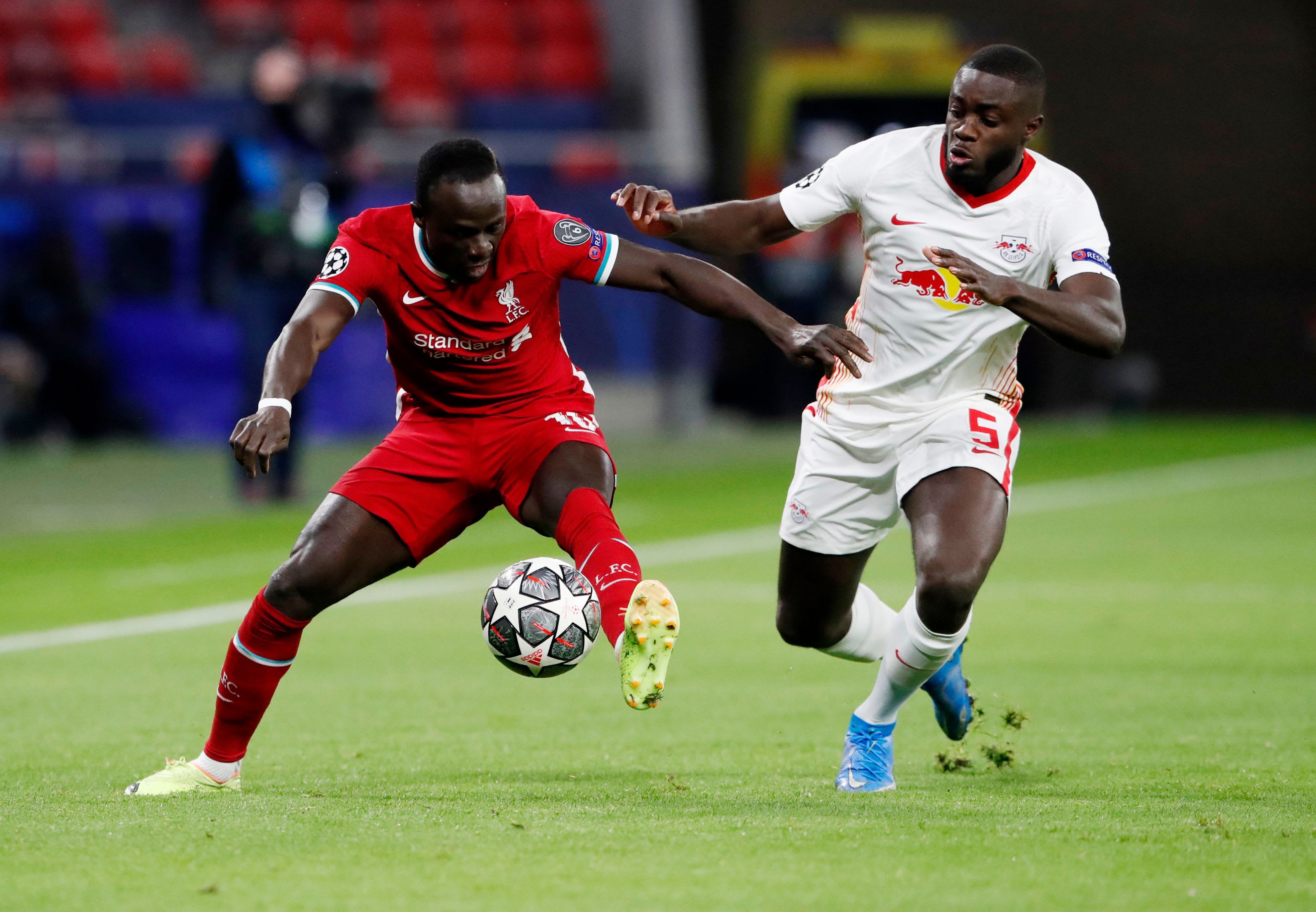 סאדיו מאנה שחקן ליברפול מול דאיו אופמקאנו שחקן ר.ב. לייפציג