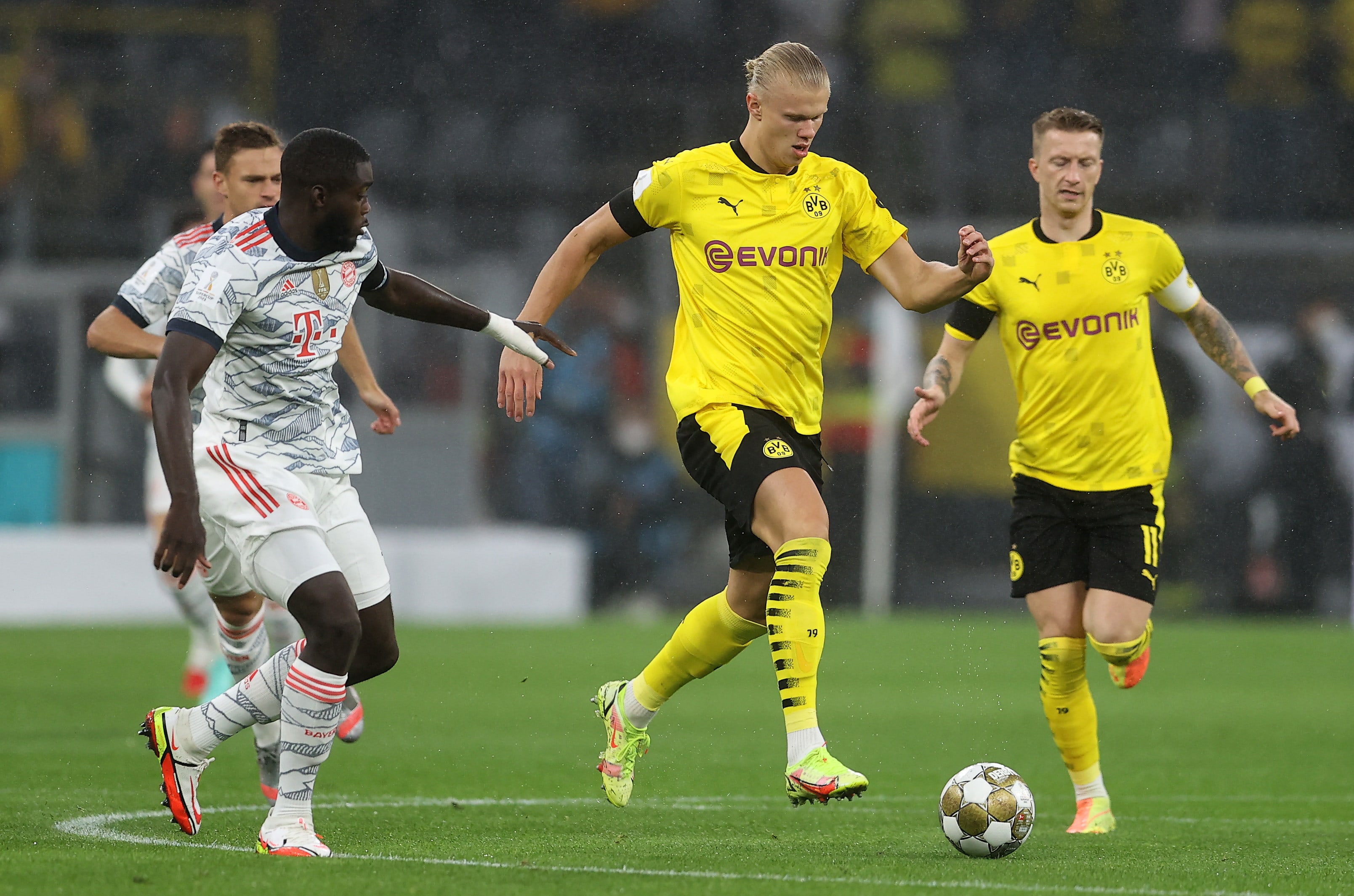 ארלינג הולאנד שחקן בורוסיה דורטמונד מול דאיו אופמקאנו שחקן באיירן מינכן