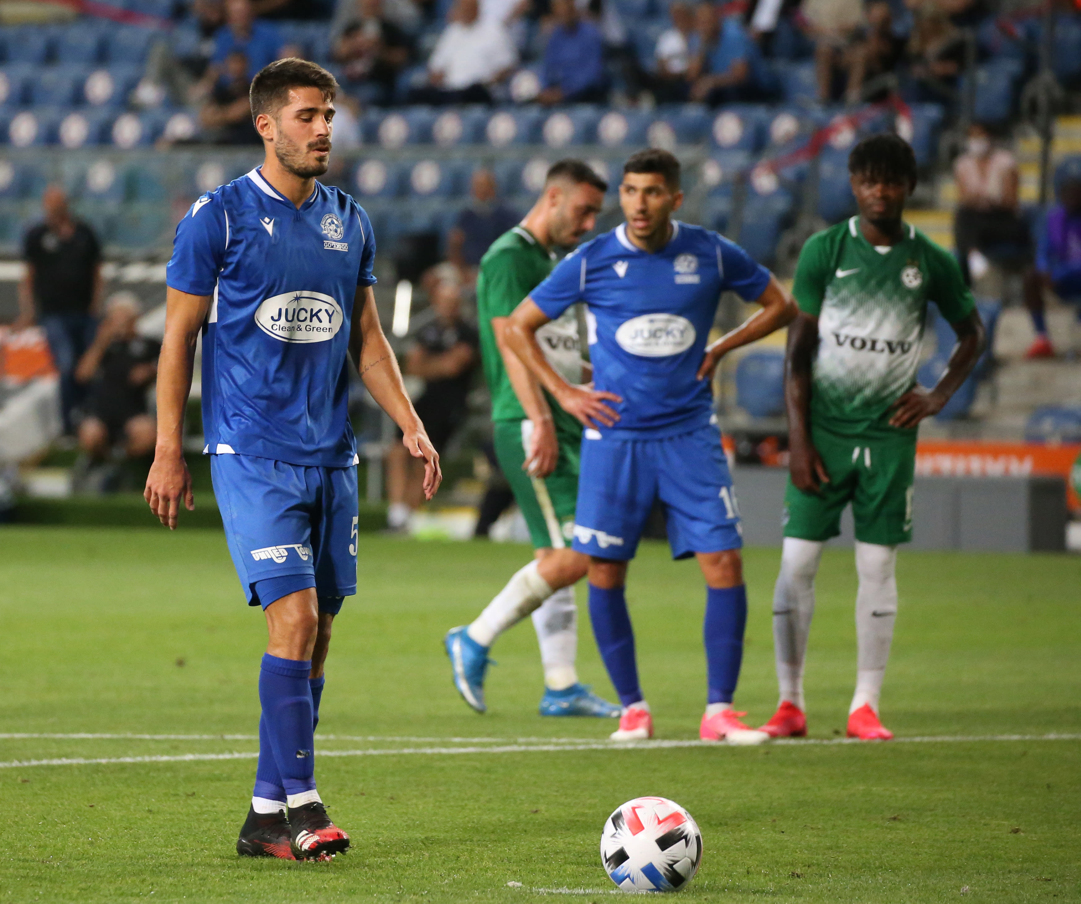 נאור סבג שחקן מכבי פתח תקוה לפני בעיטת פנדל