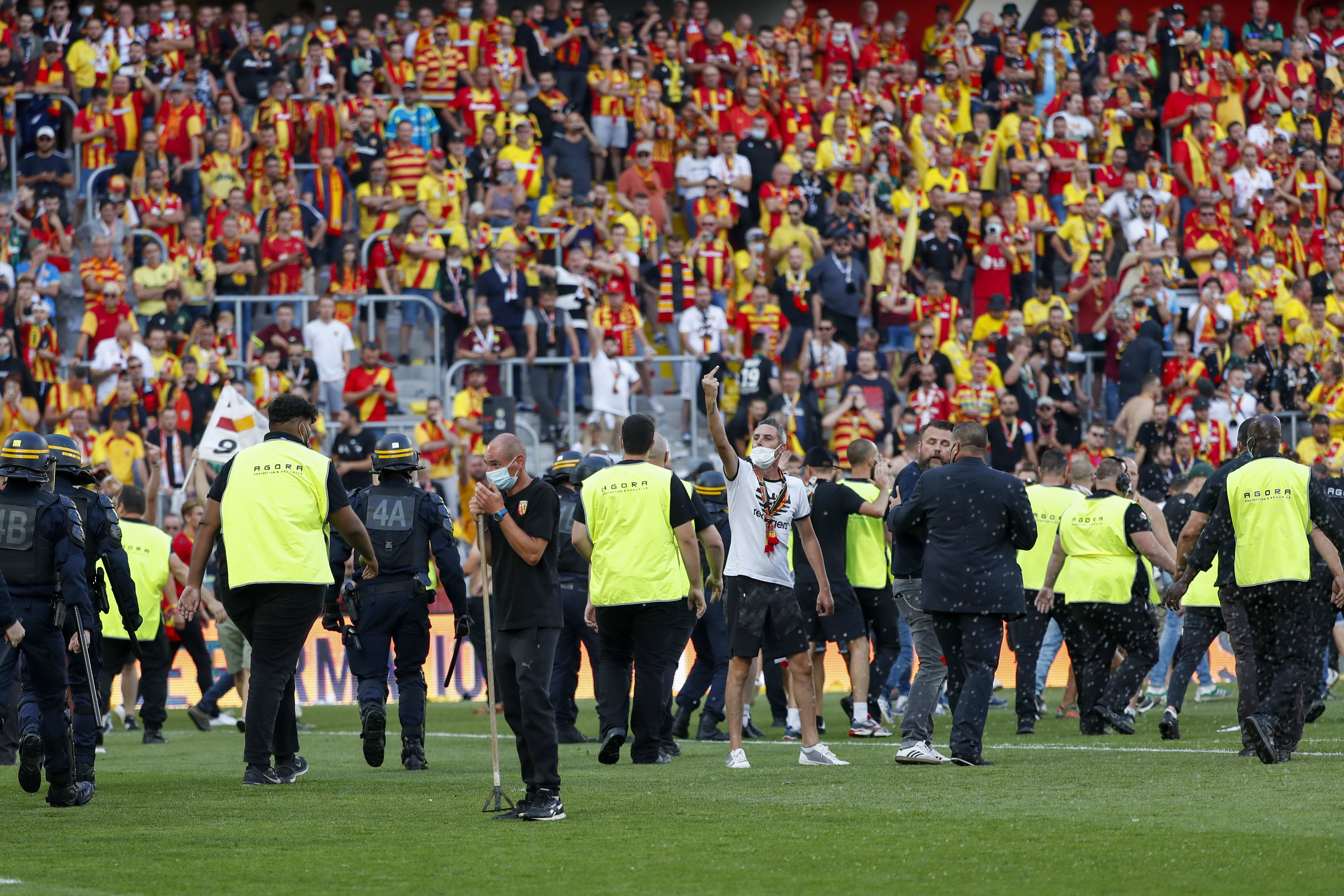 אוהדי לאנס פורצים למגרש