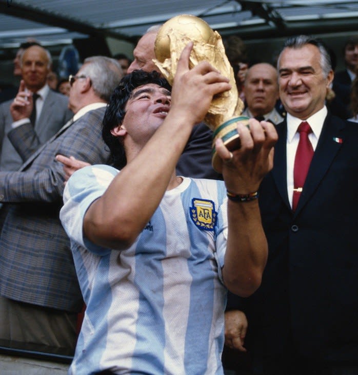 דייגו מראדונה שחקן נבחרת ארגנטינה מניף את גביע העולם ב-1986
