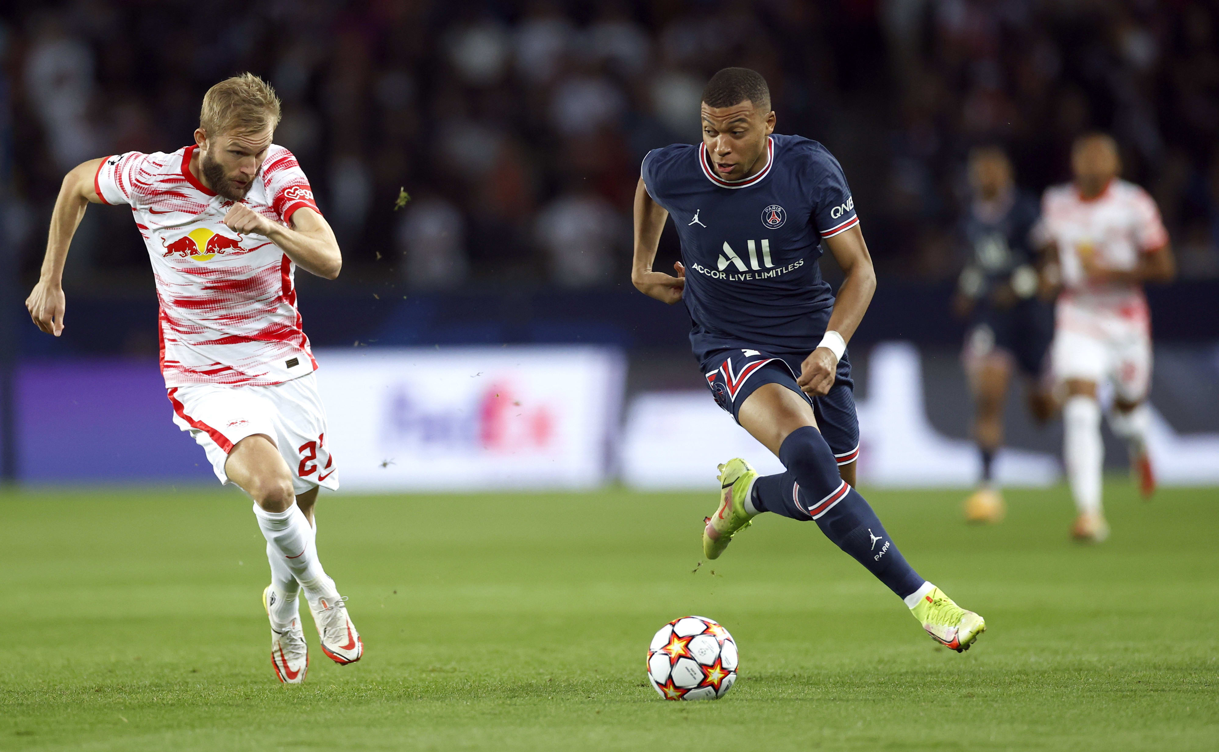 קיליאן אמבפה שחקן פריז סן ז'רמן מול קונרד ליימר שחקן ר.ב. לייפציג