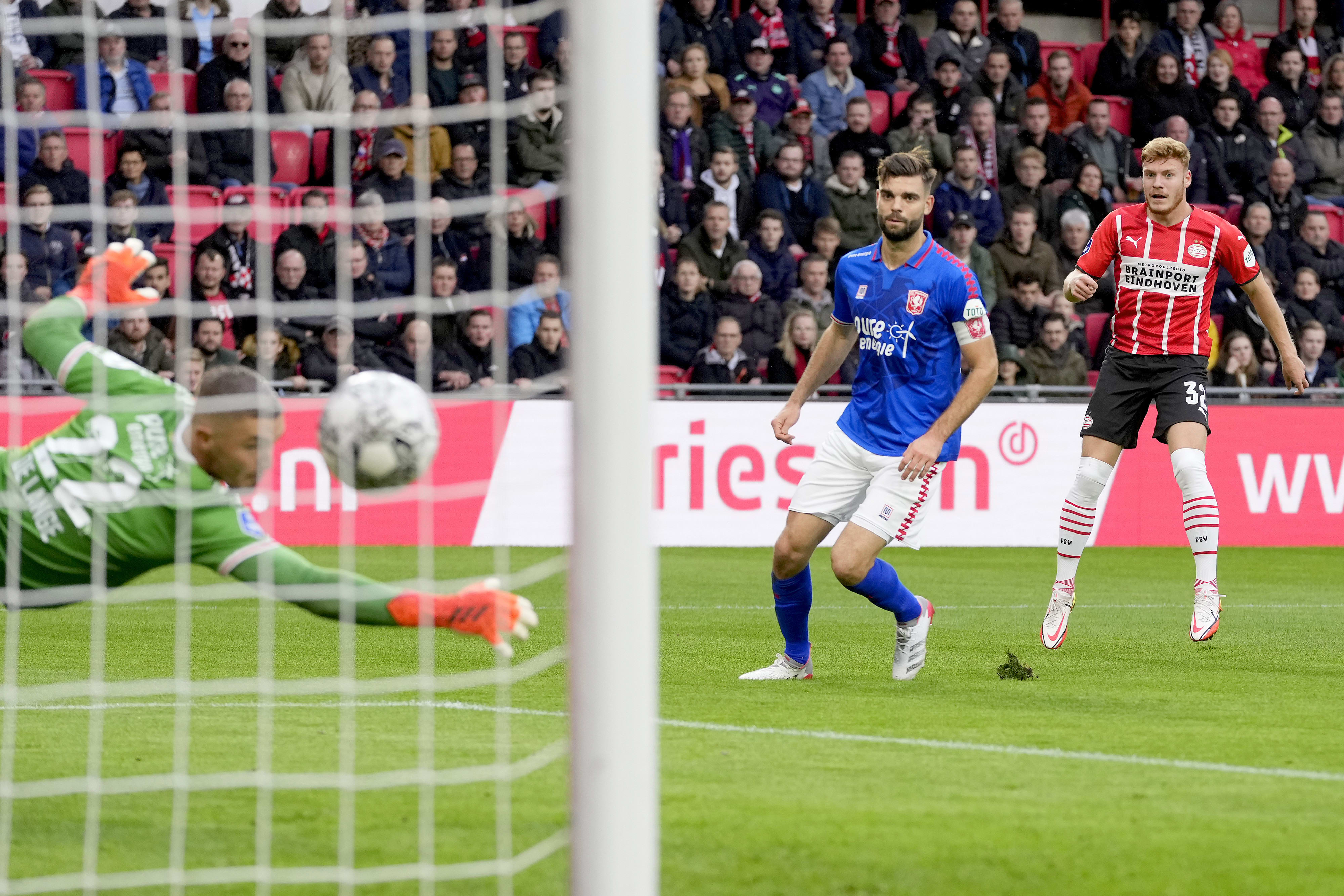 יורבה ורטסן שחקן פ.ס.וו איינדהובן כובש מול טוונטה