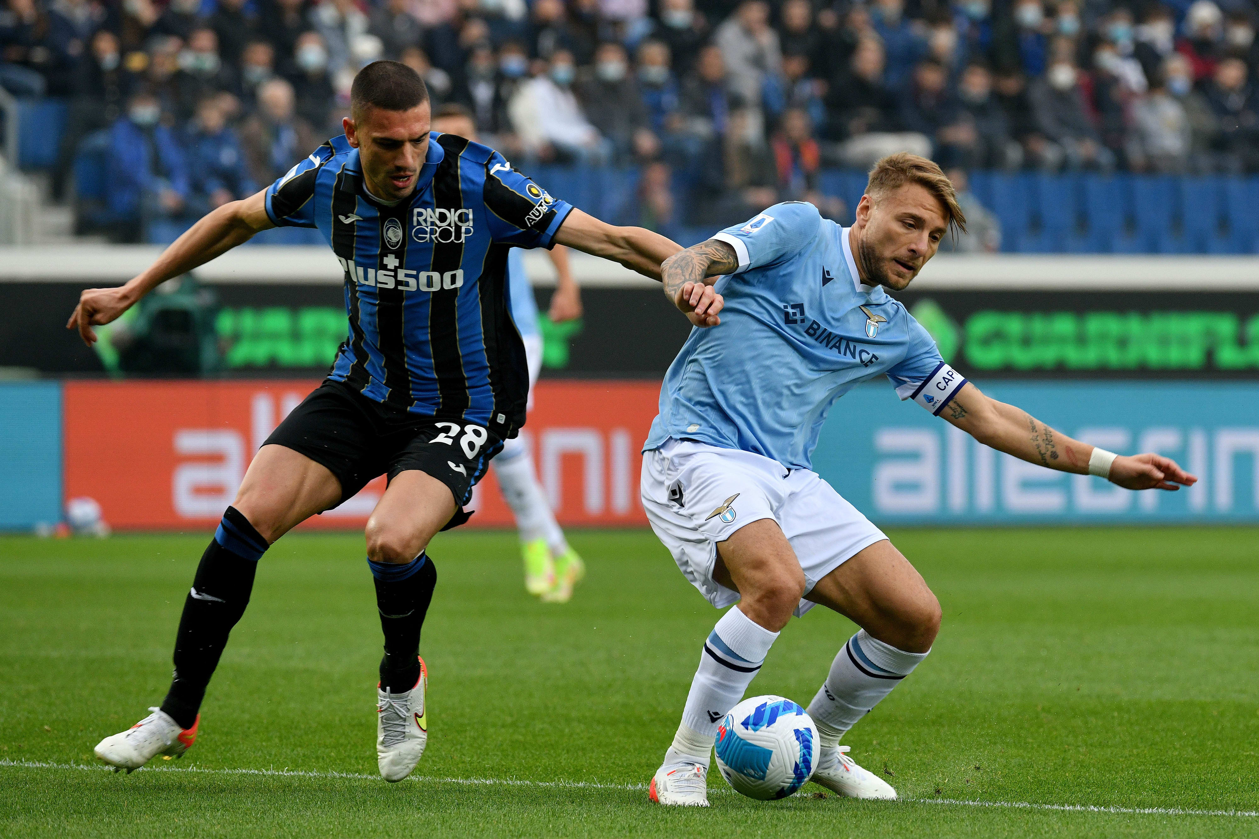 שחקן לאציו, צ'ירו אימובילה, מול שחקן אטאלנטה מריח דמירל