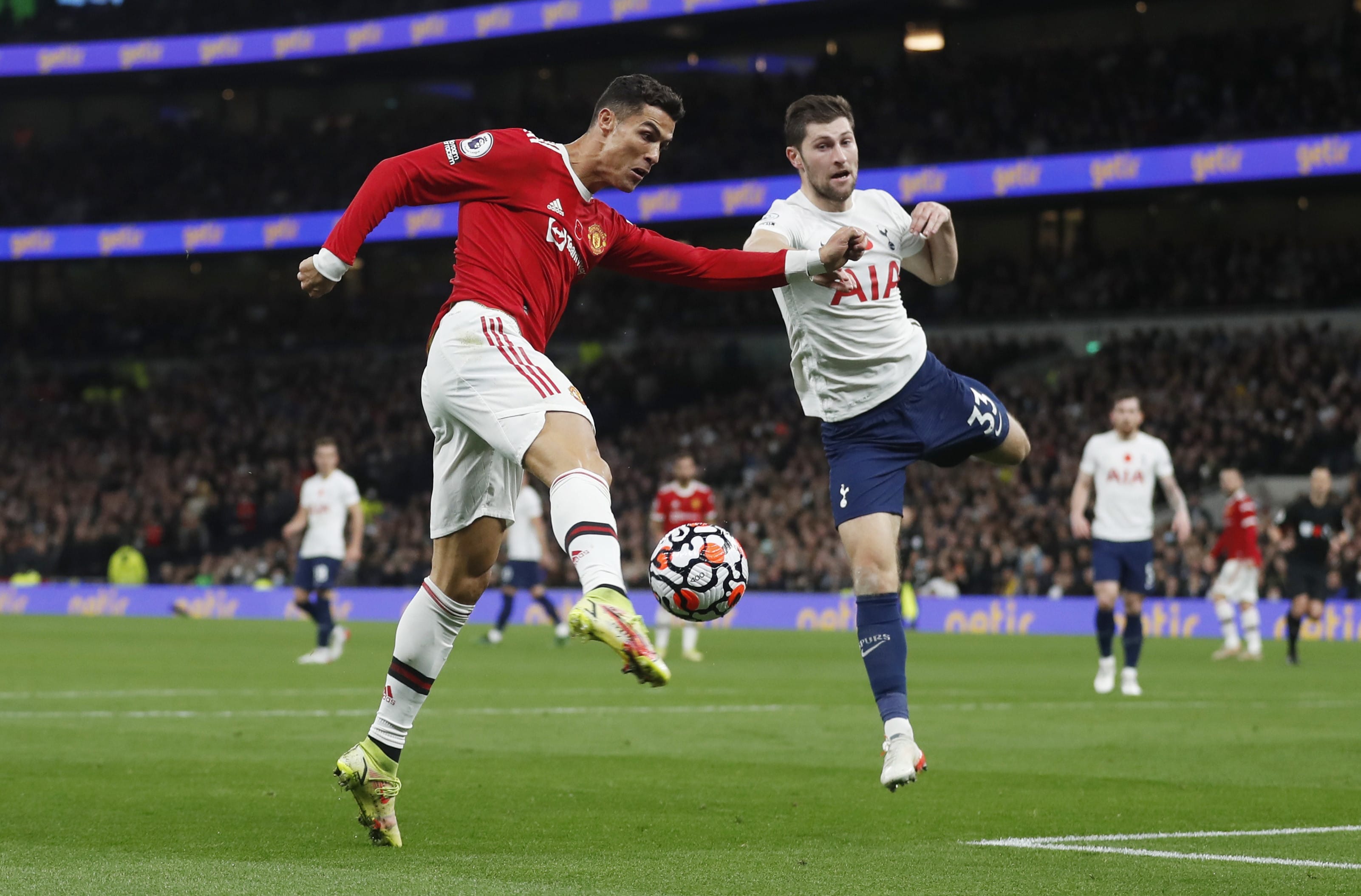 כריסטיאנו רונאלדו שחקן מנצ'סטר יונייטד כובש מהאוויר מול בן דייויס שחקן טוטנהאם