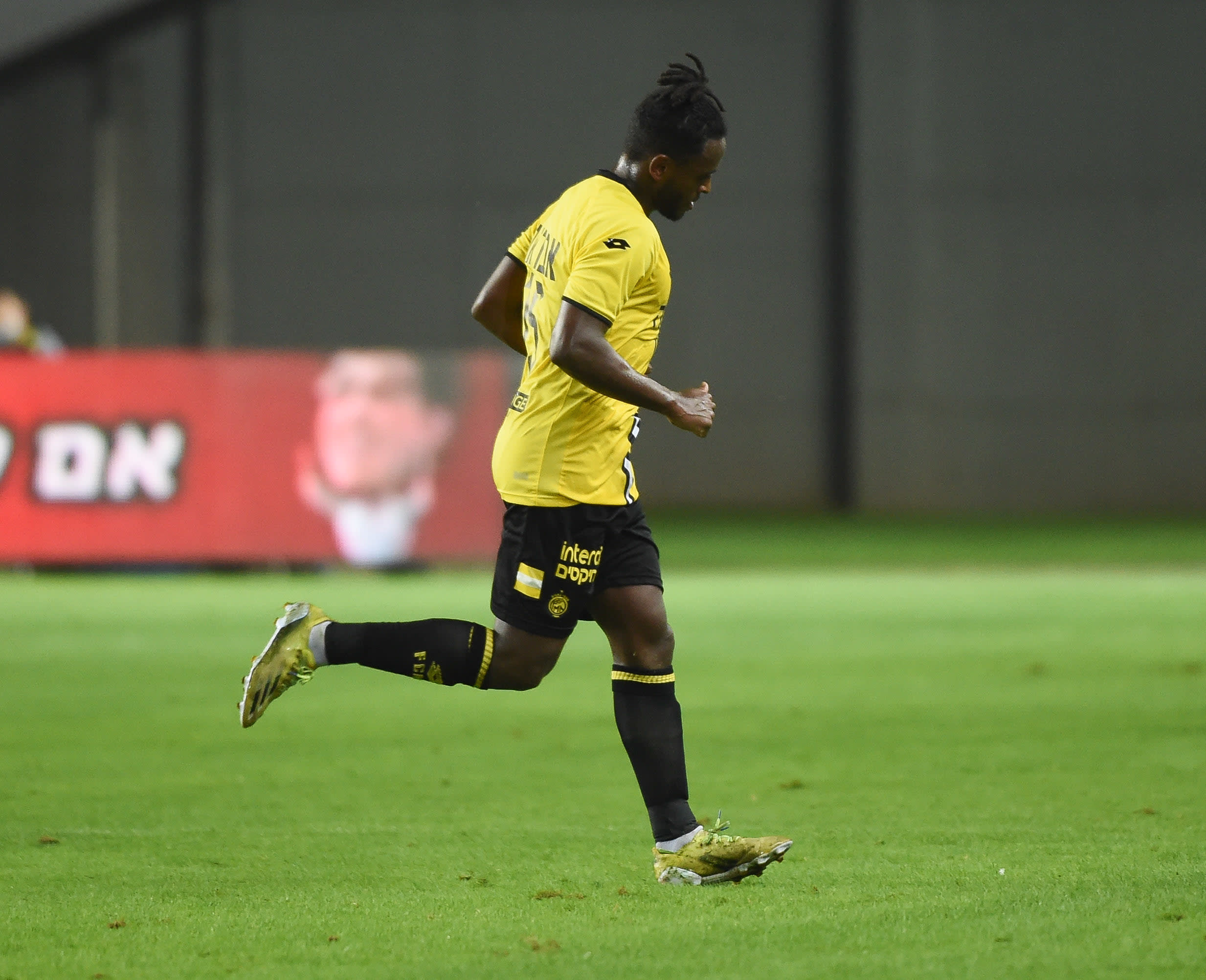 אביב אברהם שחקן מכבי נתניה אחרי שהורחק מול הפועל באר שבע