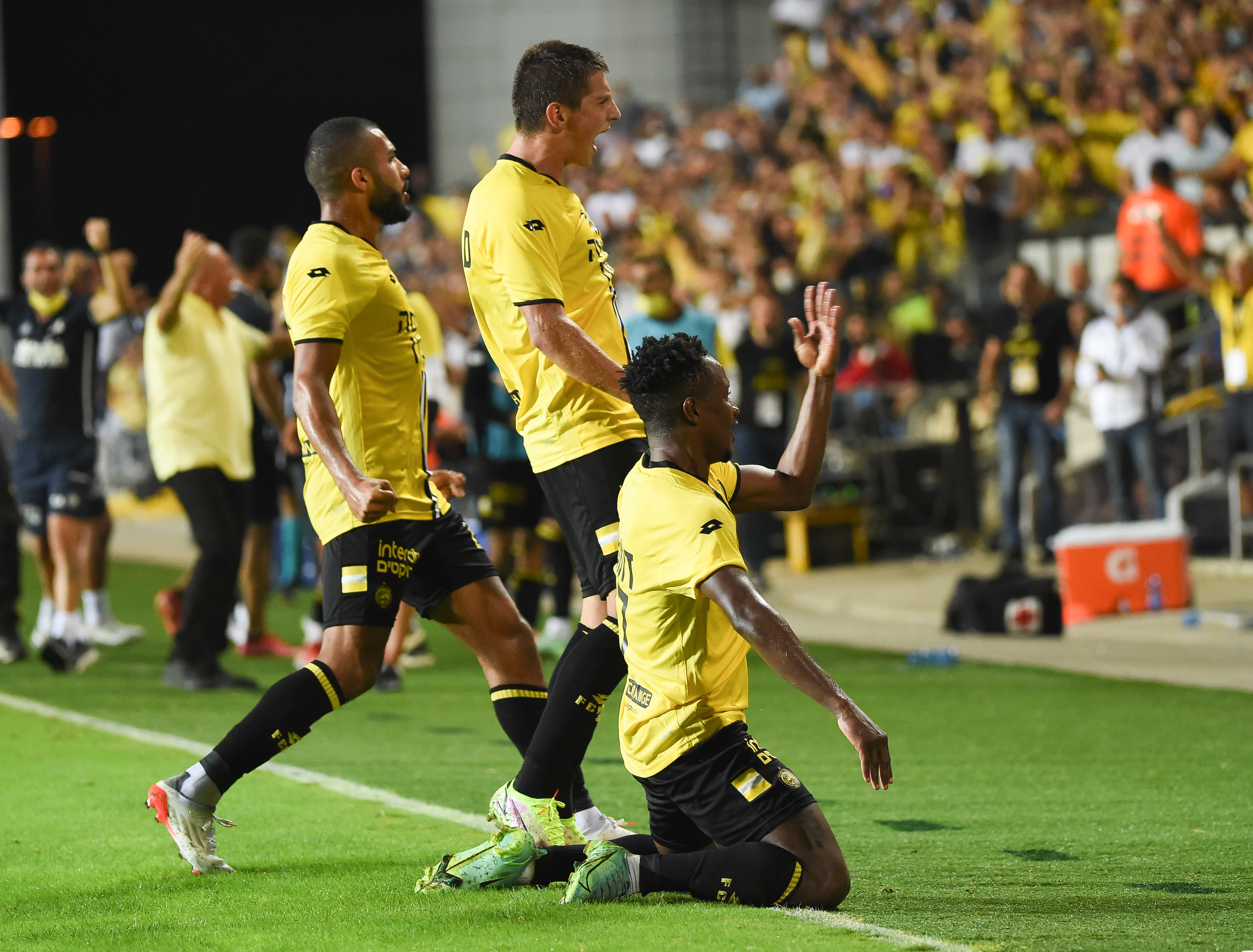 שחקני מכבי נתניה חוגגים