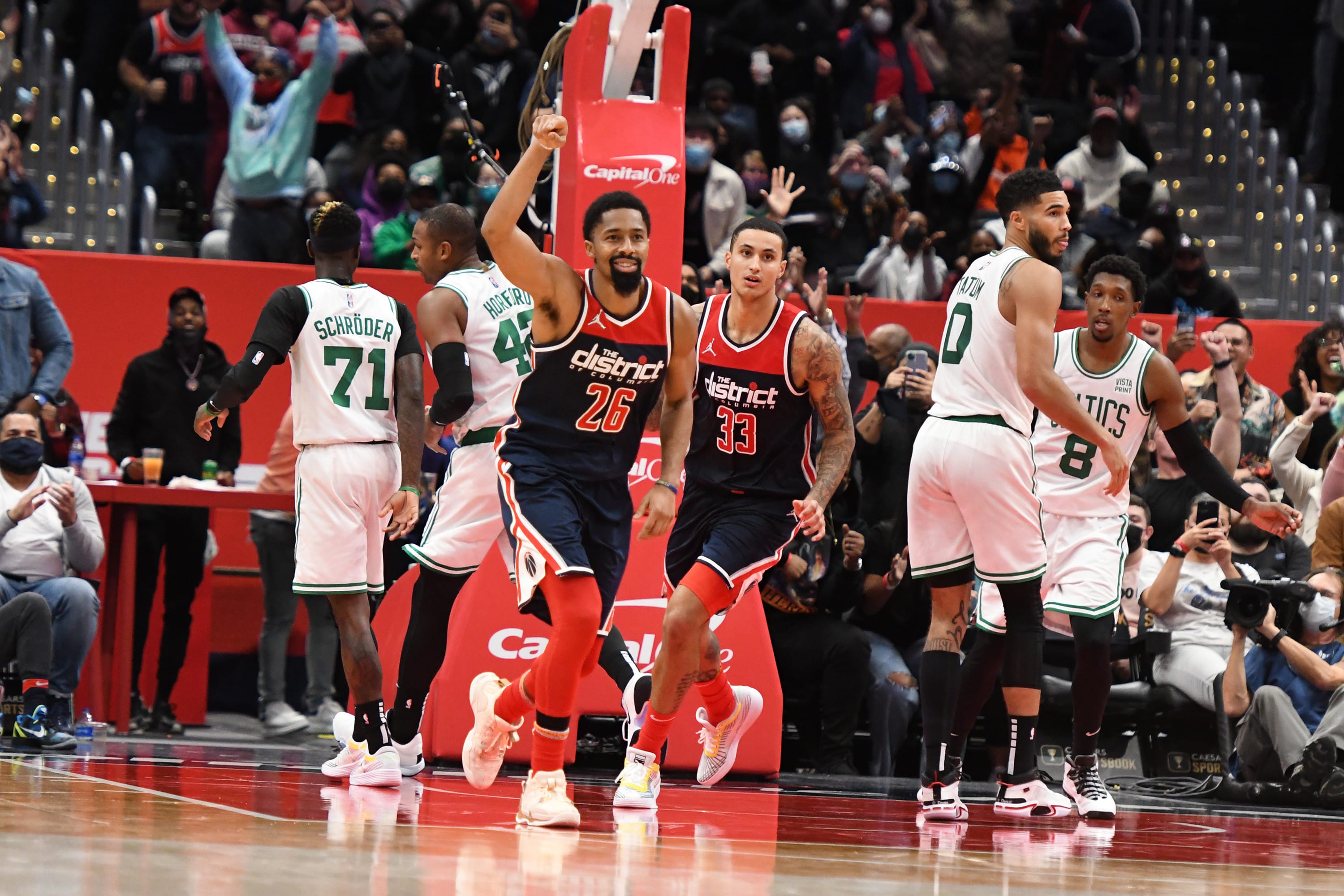 שחקני וושינגטון וויזארדס ספנסר דינווידי, קייל קוזמה חוגגים