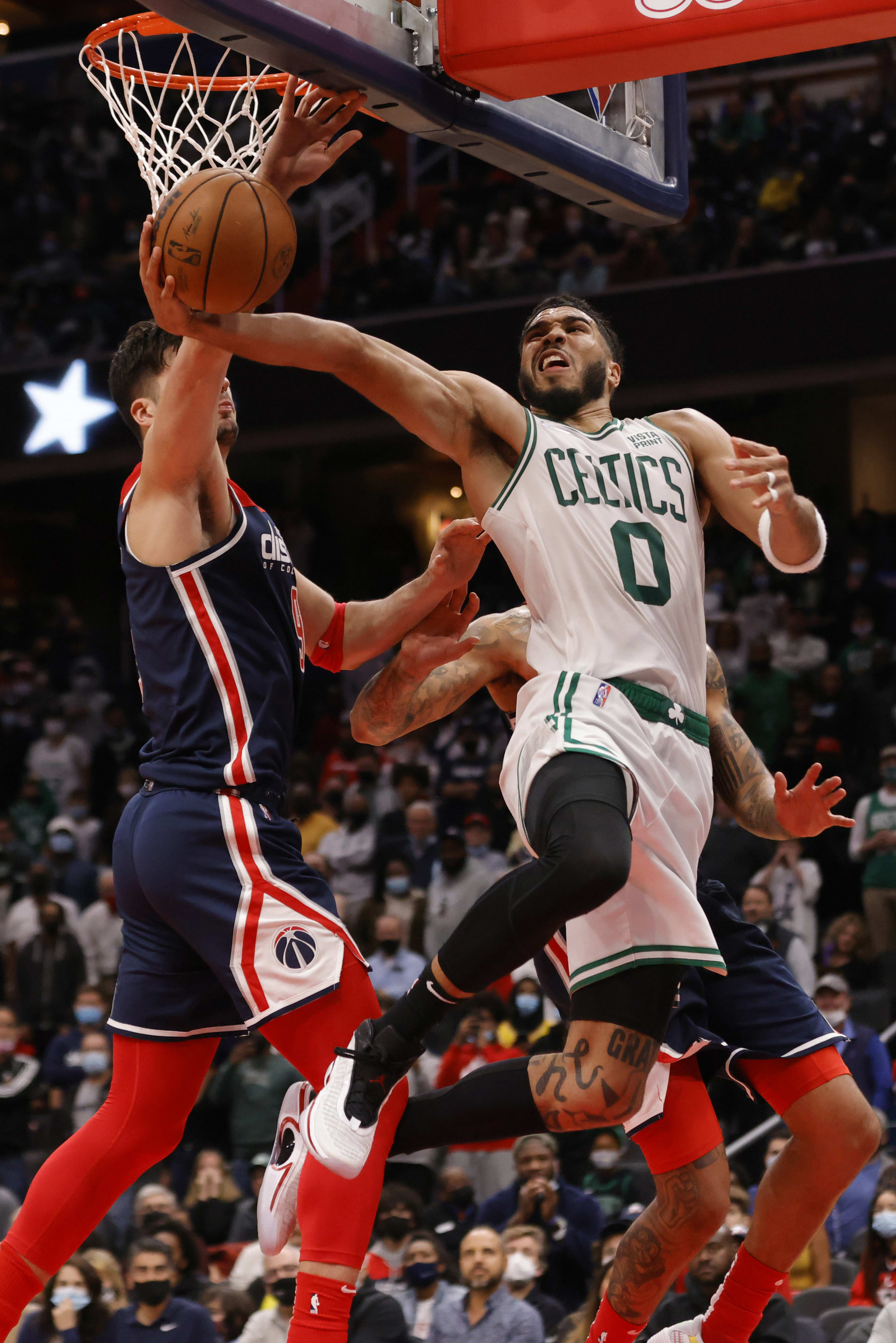 שחקן בוסטון סלטיקס ג'ייסון טייטום נחסם על ידי שחקן וושינגטון וויזארדס דני אבדיה