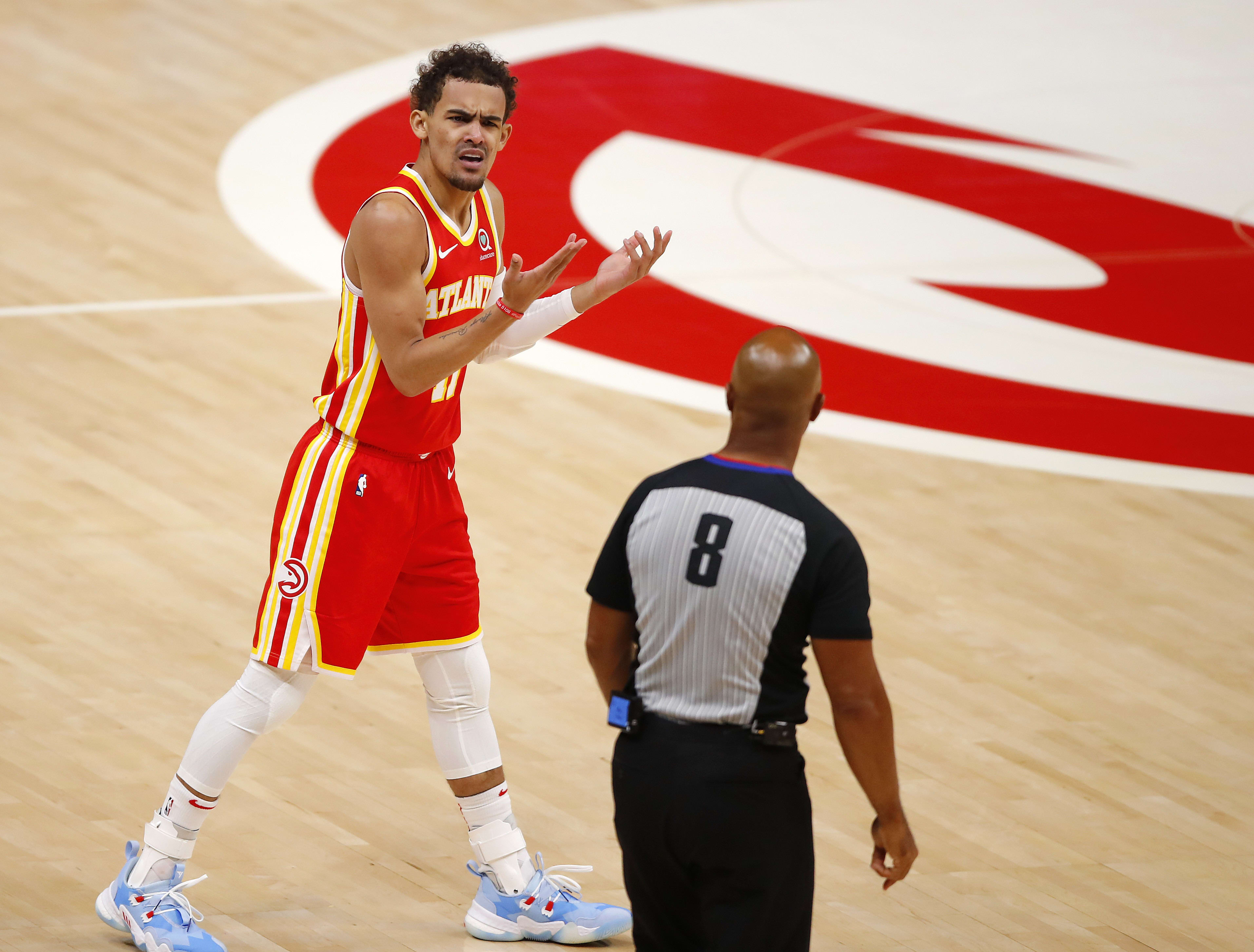 שחקן אטלנטה הוקס טריי יאנג מתווכח עם שופט