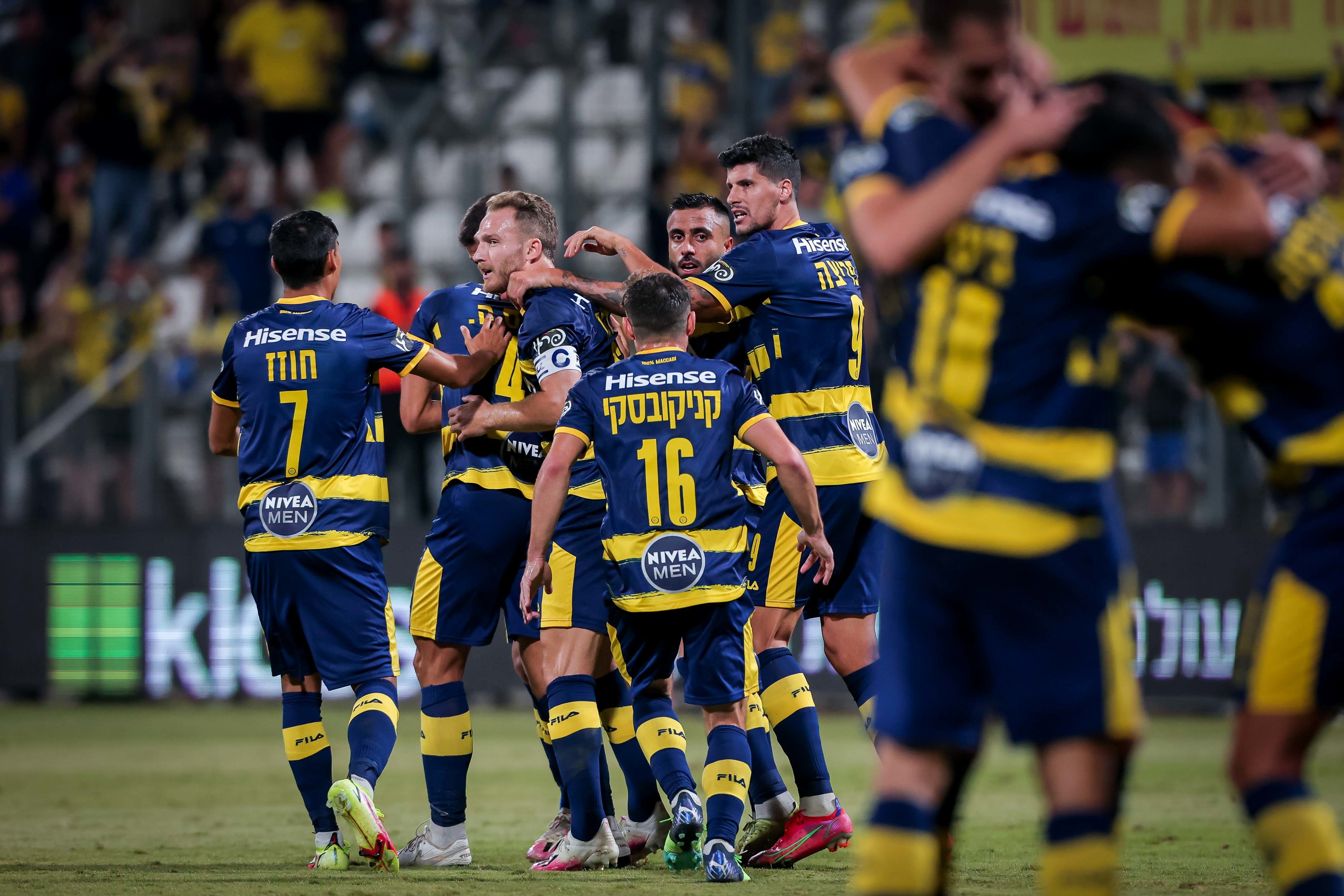 שחקני מכבי תל אביב חוגגים