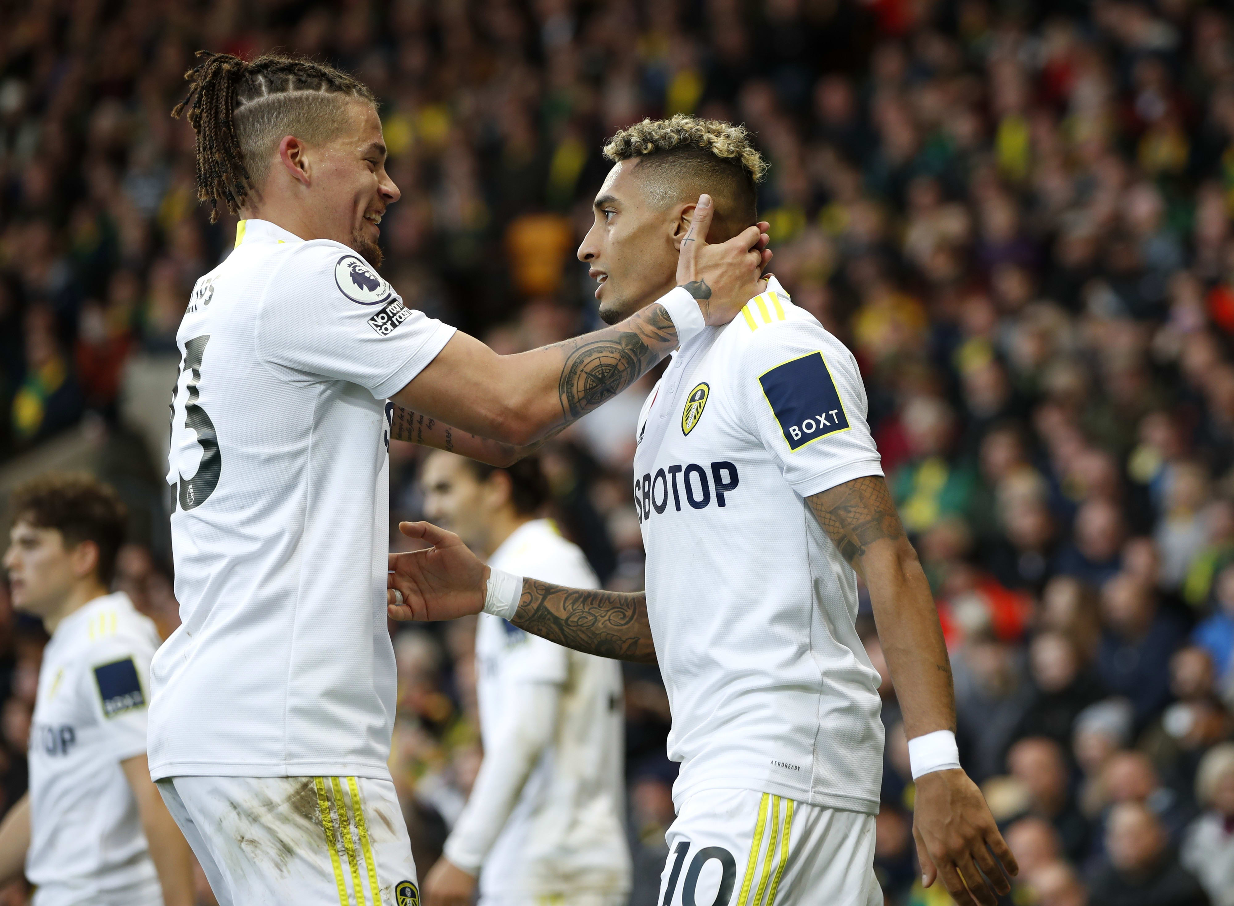 ראפיניה (מימין) עם קלווין פיליפס שחקני לידס חוגגים