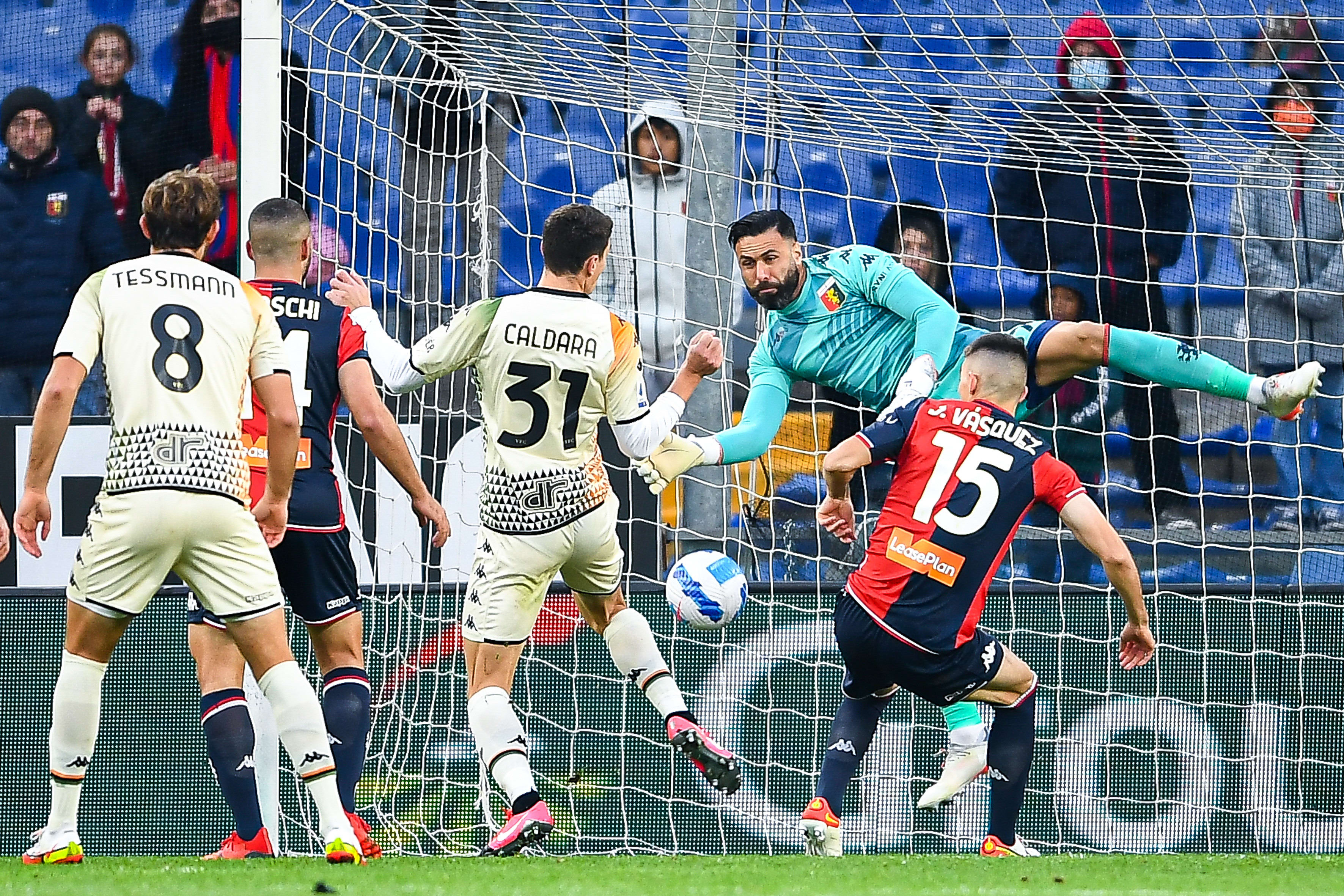 סלבטורה סיריגו שוער גנואה עוצר את מתיאה קלדארה שחקן ונציה