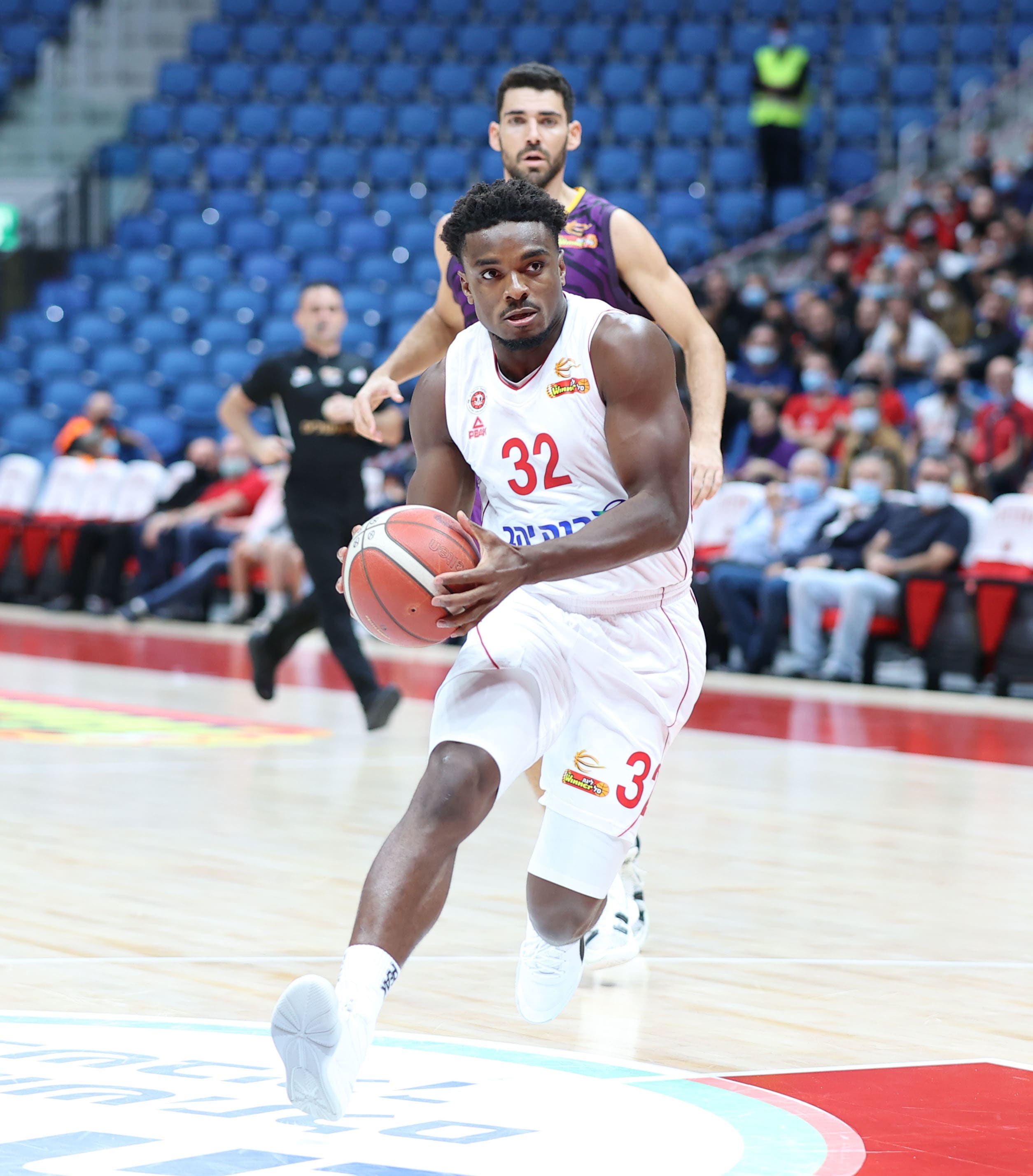 שחקן הפועל ירושלים רטין אובסוהאן מקדים את שחקן הפועל חולון רפי מנקו