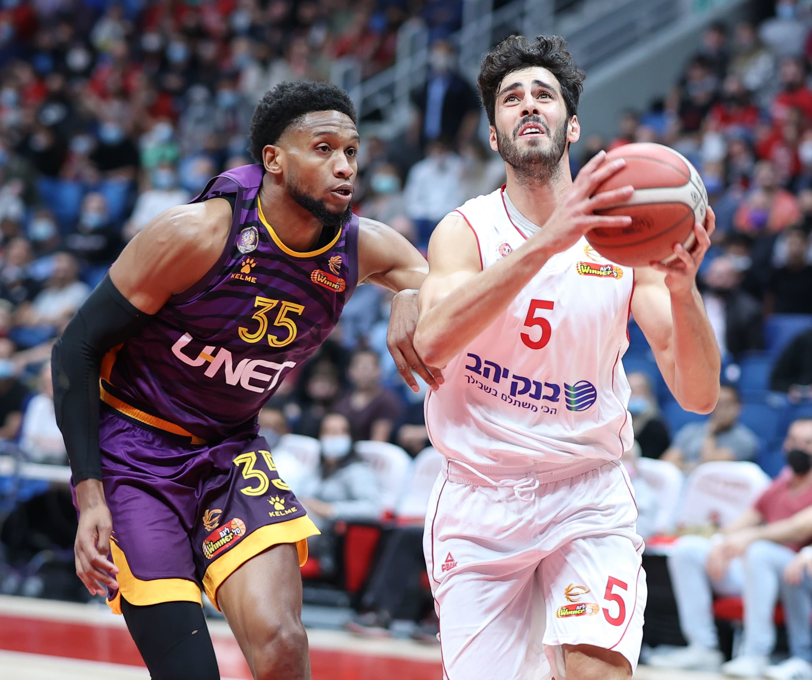 שחקן הפועל ירושלים עמית גרשון מול שחקן הפועל חולון מארק אוגדן