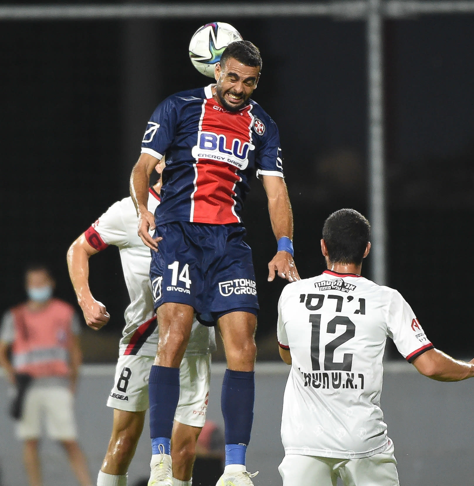 שחקן הפועל נוף הגליל והיב חביבאללה מול שחקן הפועל ירושלים מאור ג'רסי