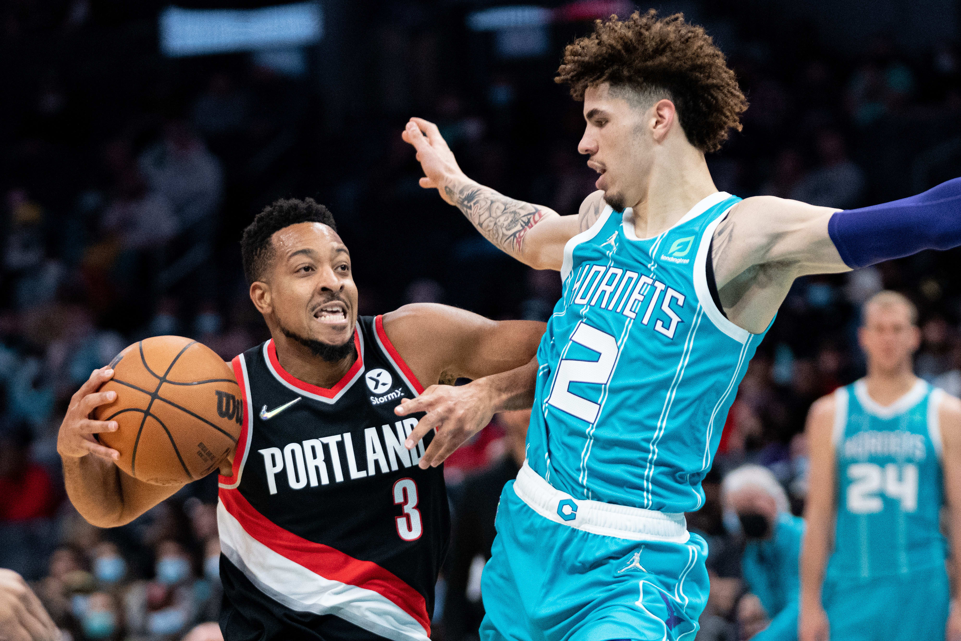 לאמלו בול שחקן שארלוט הורנטס מול סי ג'יי מקאלום שחקן פורטלנד בלייזרס