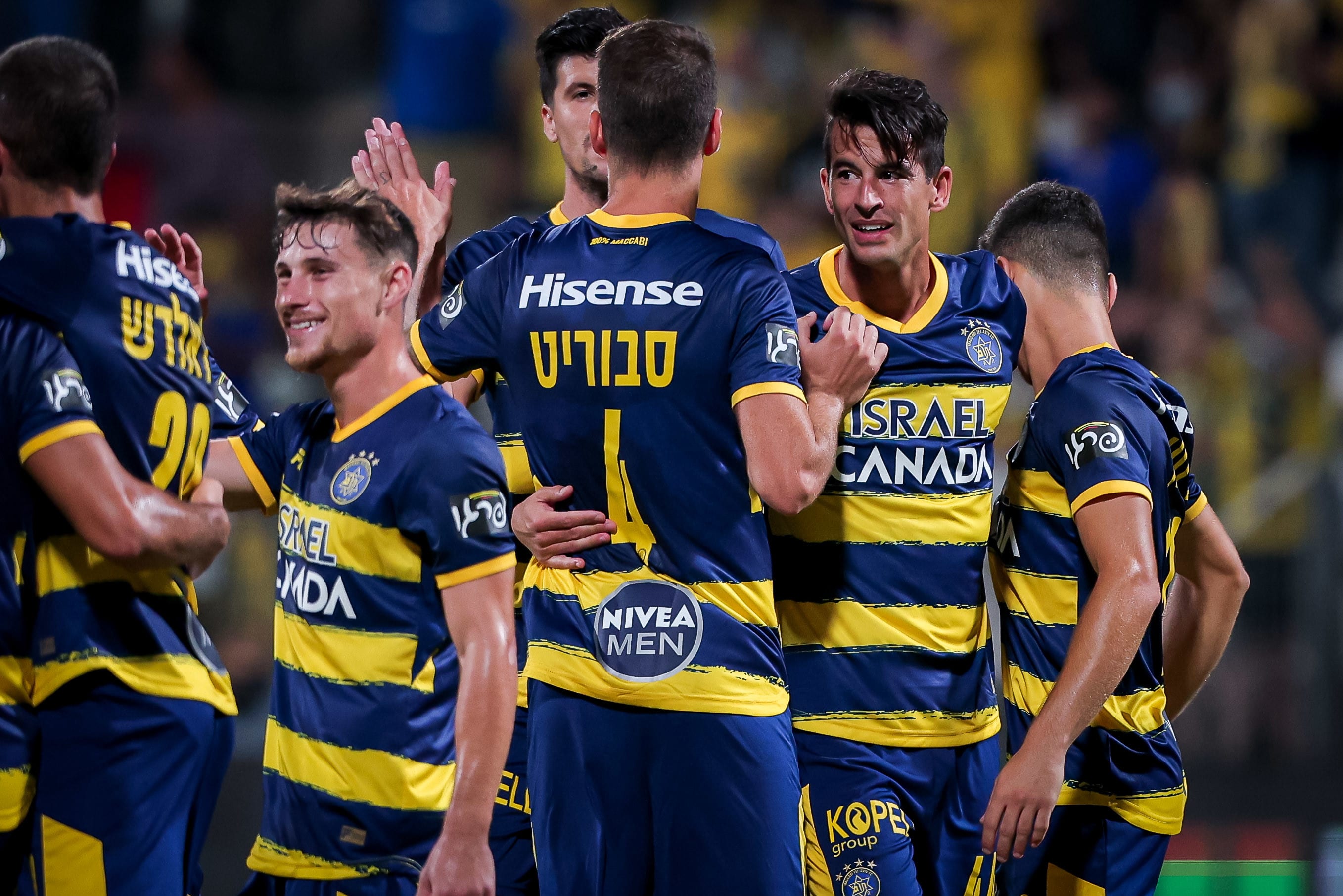 שחקני מכבי תל אביב חוגגים עם לואיס הרננדס