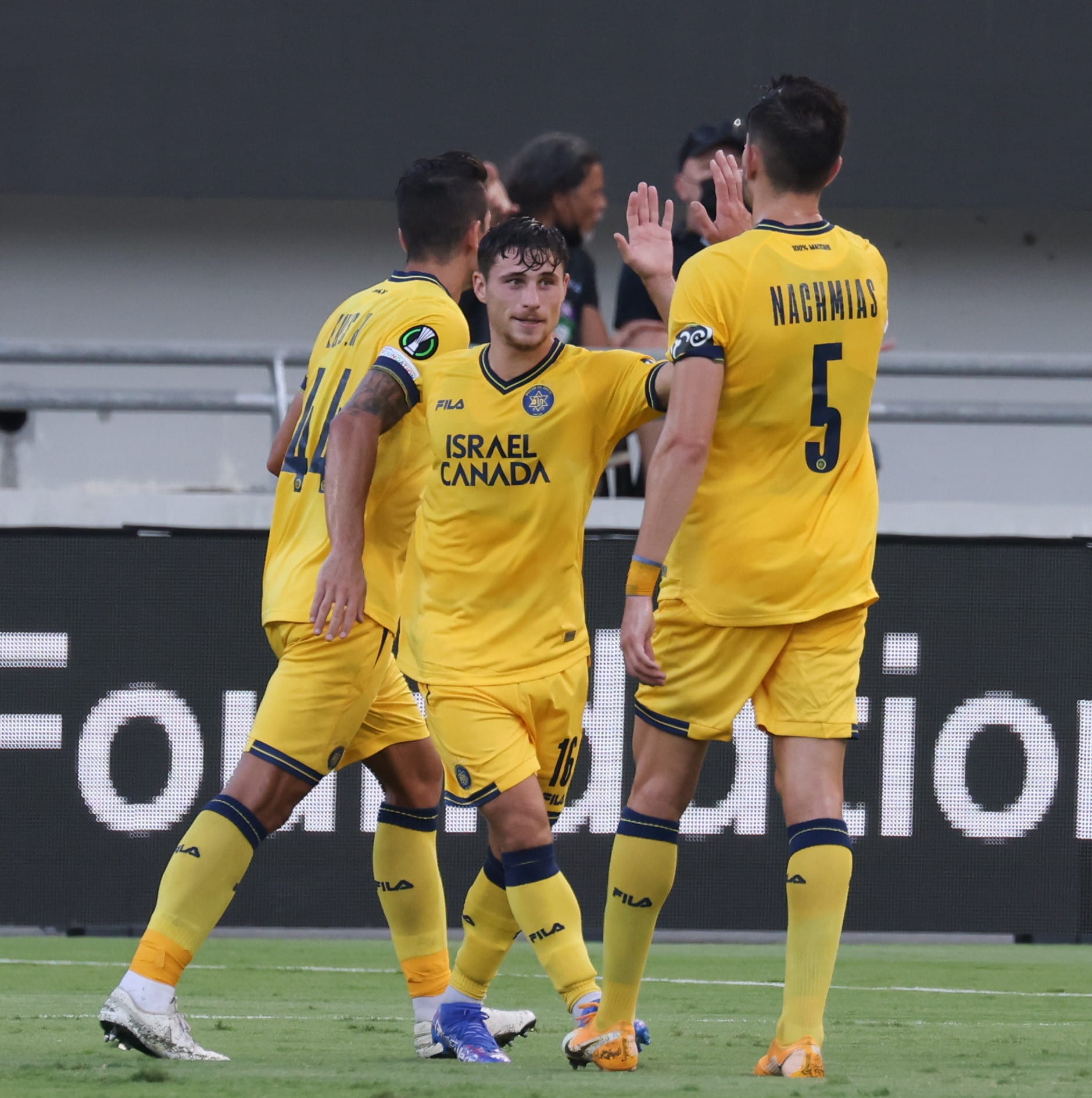 גבי קניקובסקי שחקן מכבי תל אביב חוגג שער