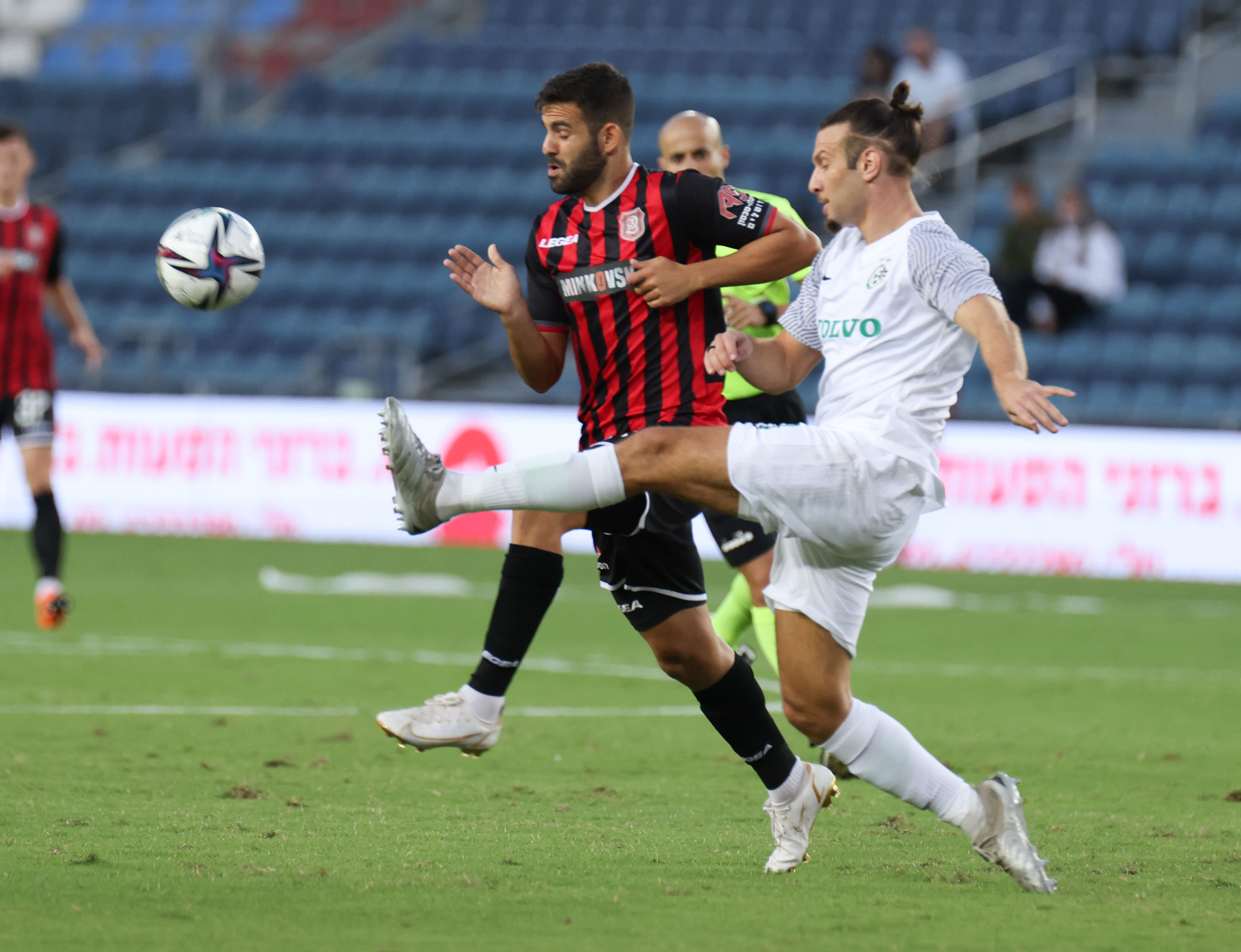 שחקן מכבי חיפה שון גולדברג מול שחקן הפועל ירושלים, גיא חדידה