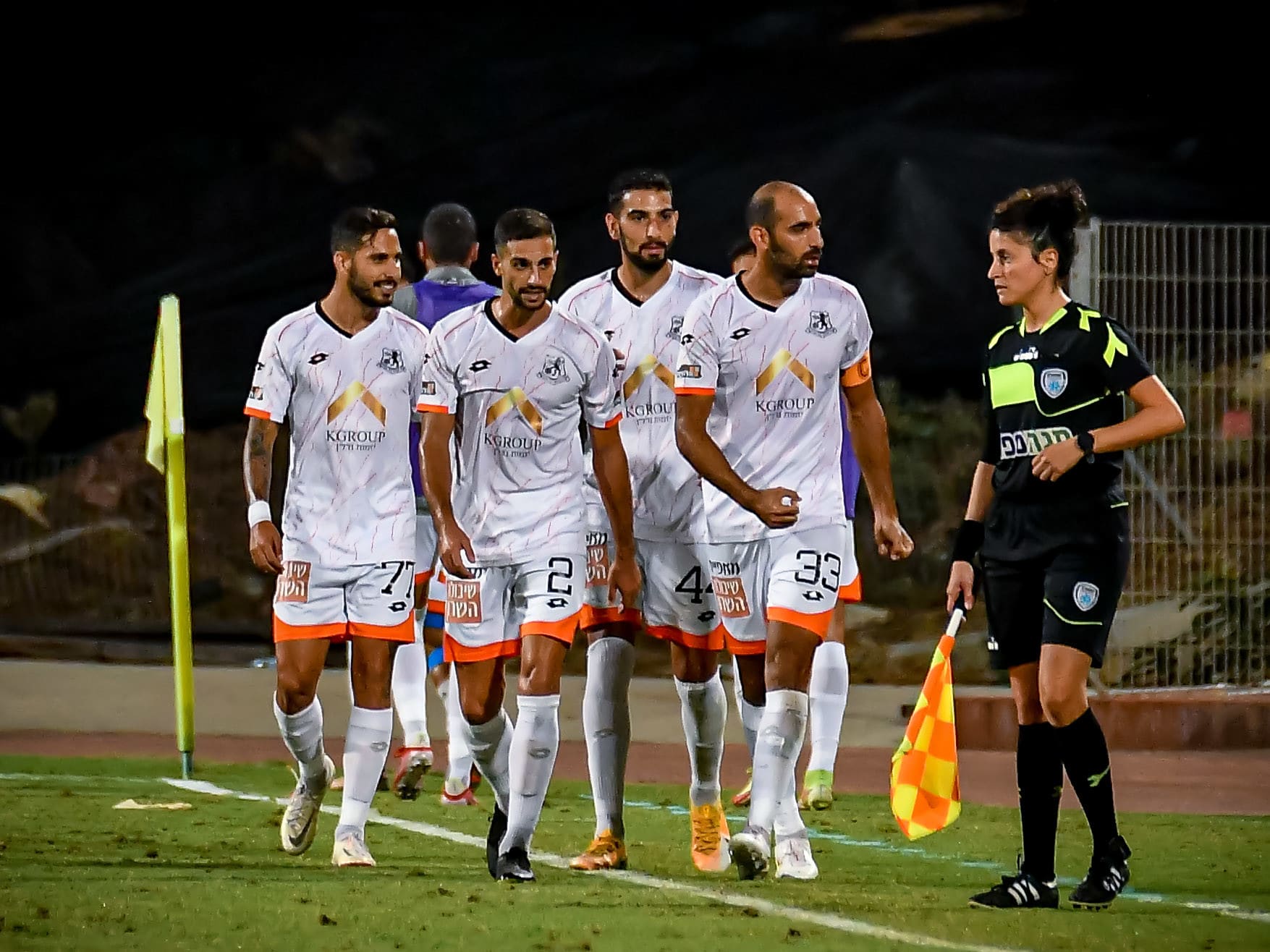 שחקני בני יהודה חוגגים עם דן מורי