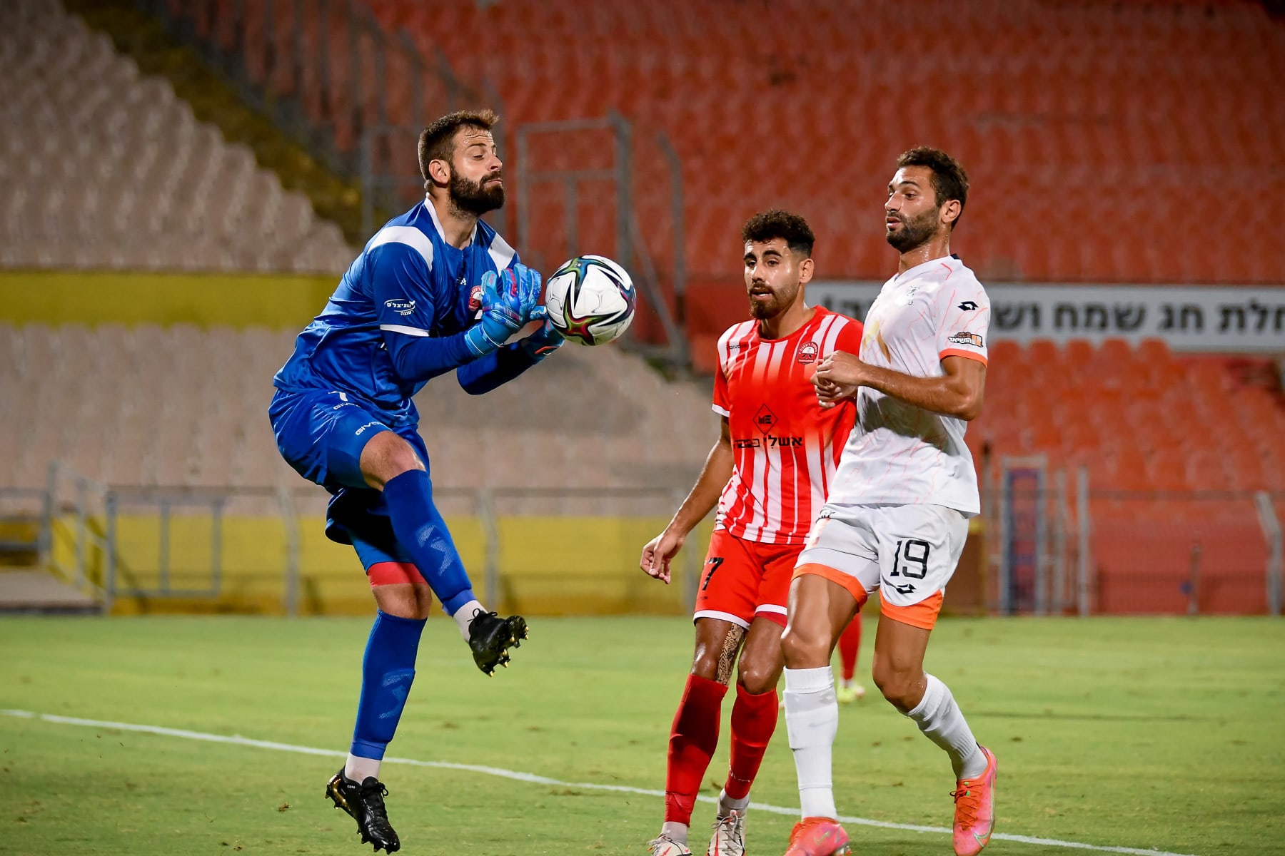 ברק לוי שוער הפועל רעננה מול יואל אבוחצירה שחקן בני יהודה