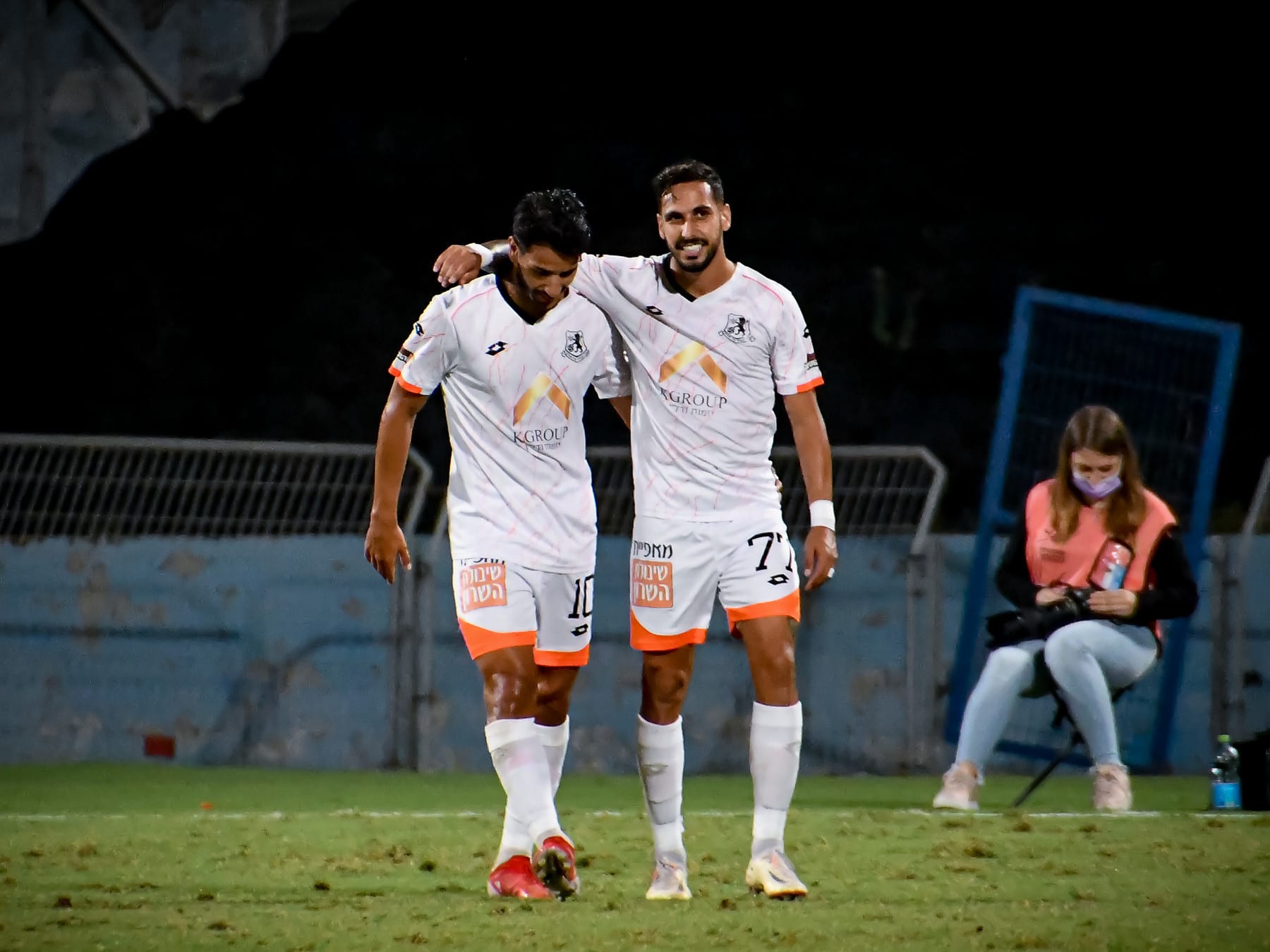 אלמוג בוזגלו (מימין) עם עמית זנטי שחקני בני יהודה