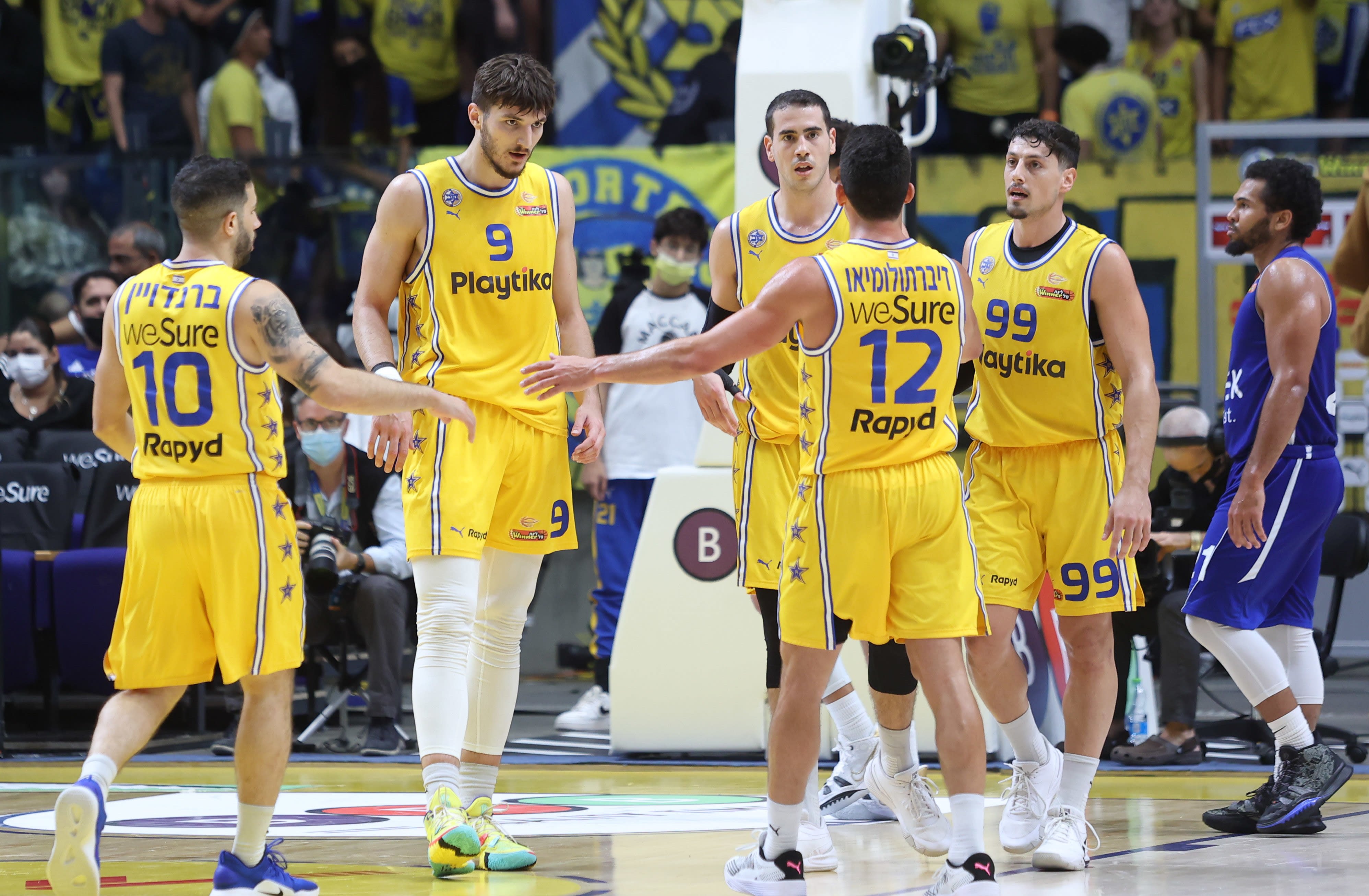 שחקני מכבי תל אביב חוגגים