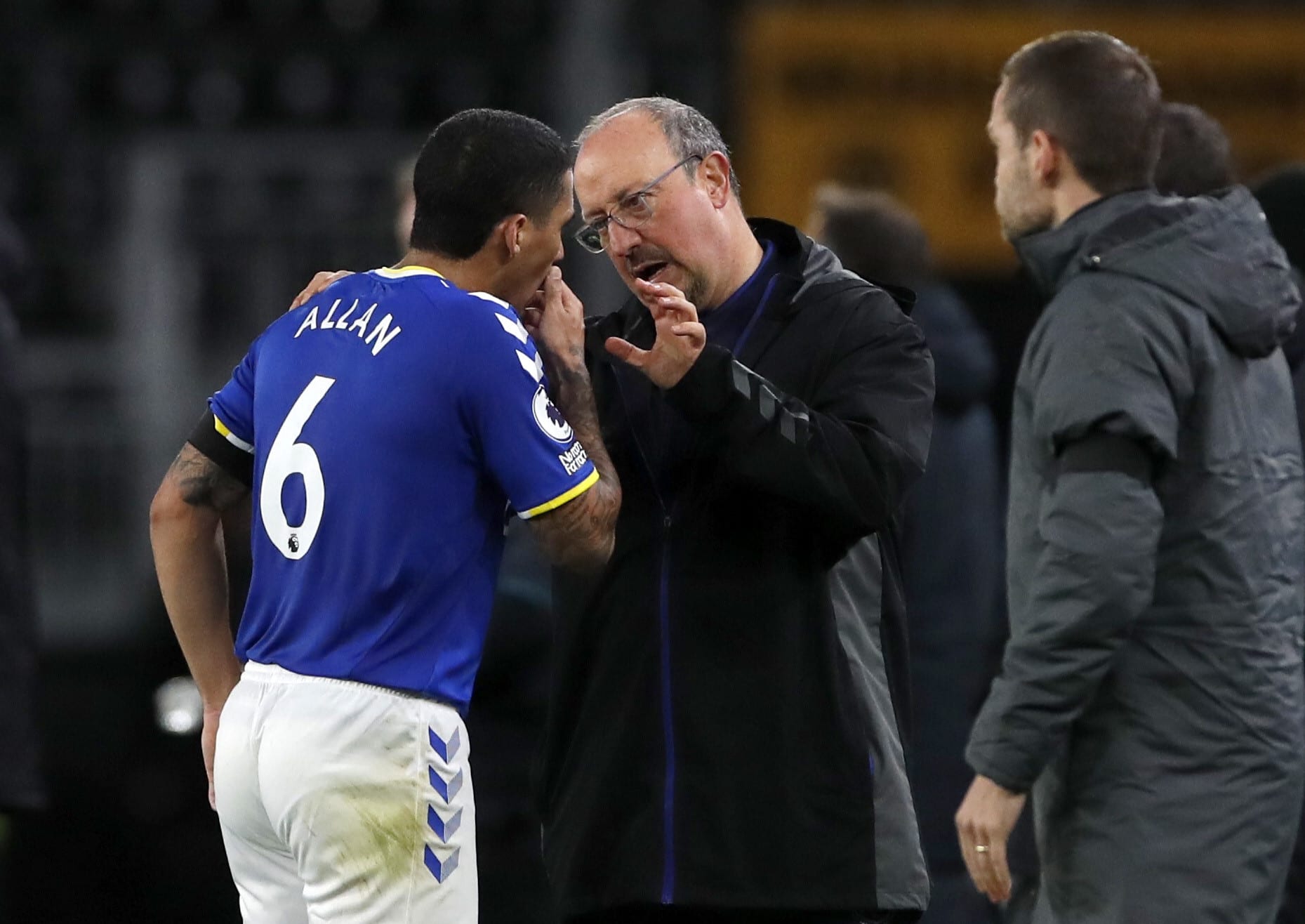 רפא בניטס מאמן אברטון עם הקשר אלאן