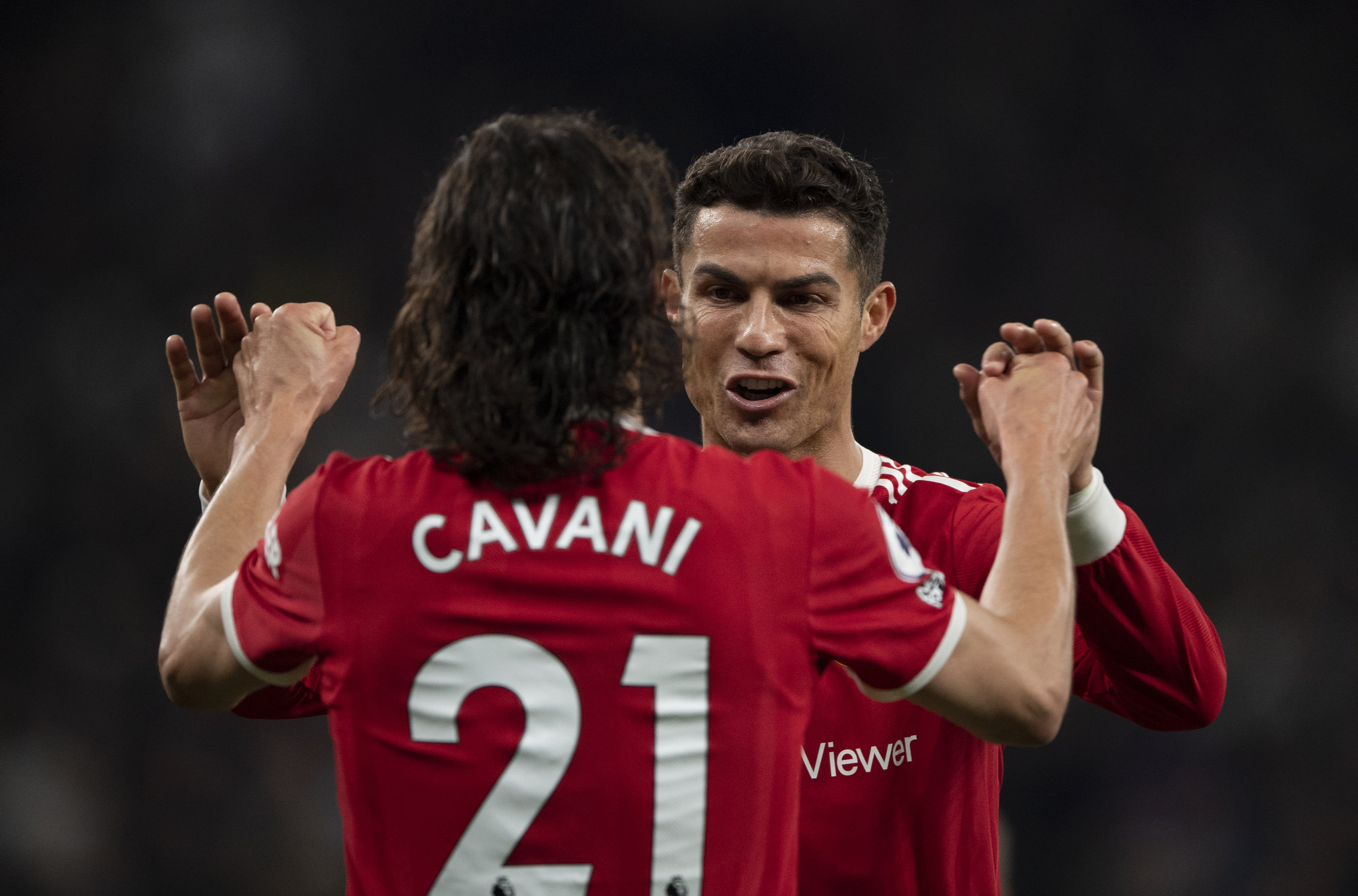 אדינסון קבאני שחקן מנצ'סטר יונייטד עם כריסטיאנו רונאלדו