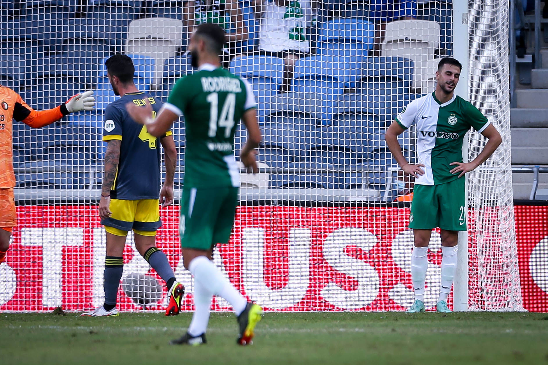 שחקן מכבי חיפה דין דוד עם חוסה רודריגס