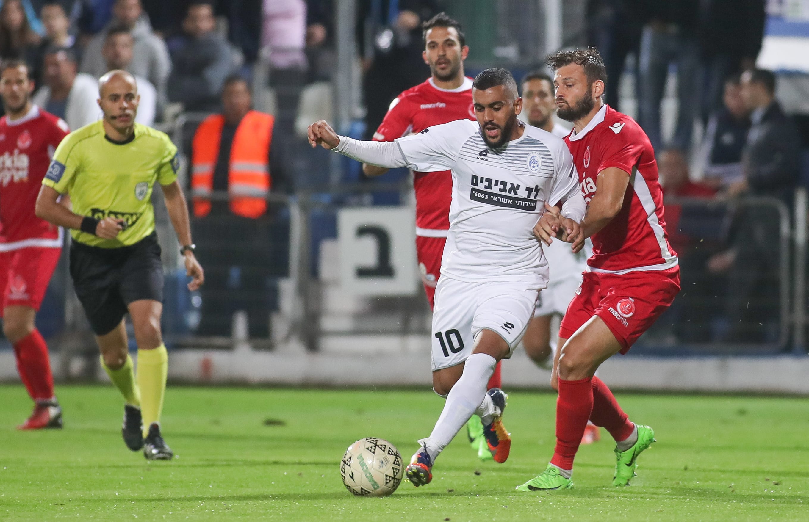 פאדי זיידאן שחקן הפועל ניר רמת השרון לפני אדי גוטליב שחקן הפועל תל אביב