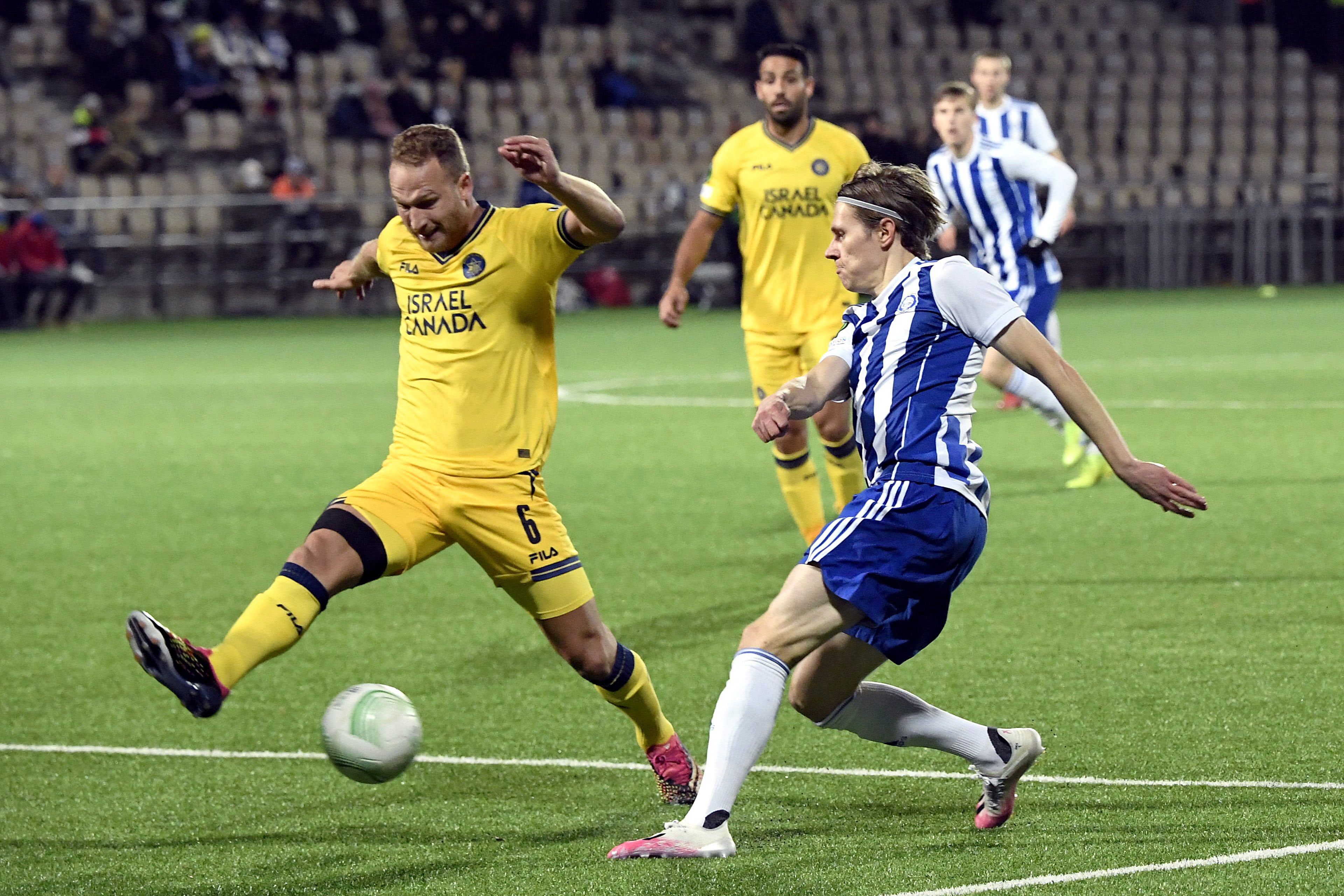 דן גלזר שחקן מכבי תל אביב מול ריקו ריסקי שחקן ה.י.ק הלסינקי