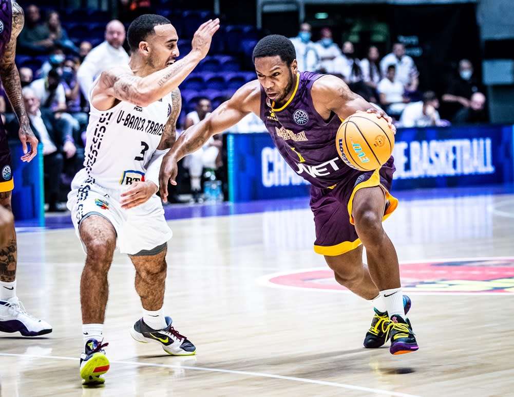 שחקן הפועל חולון ג'ו רגלנד מול שחקן קלוז' ברנדון בראון