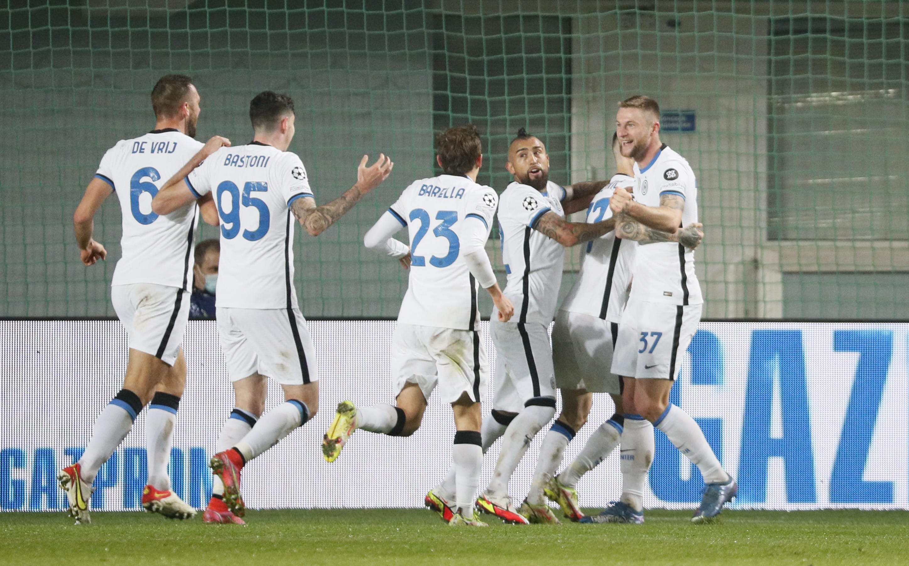 שחקני אינטר חוגגים עם מילאן שקריניאר