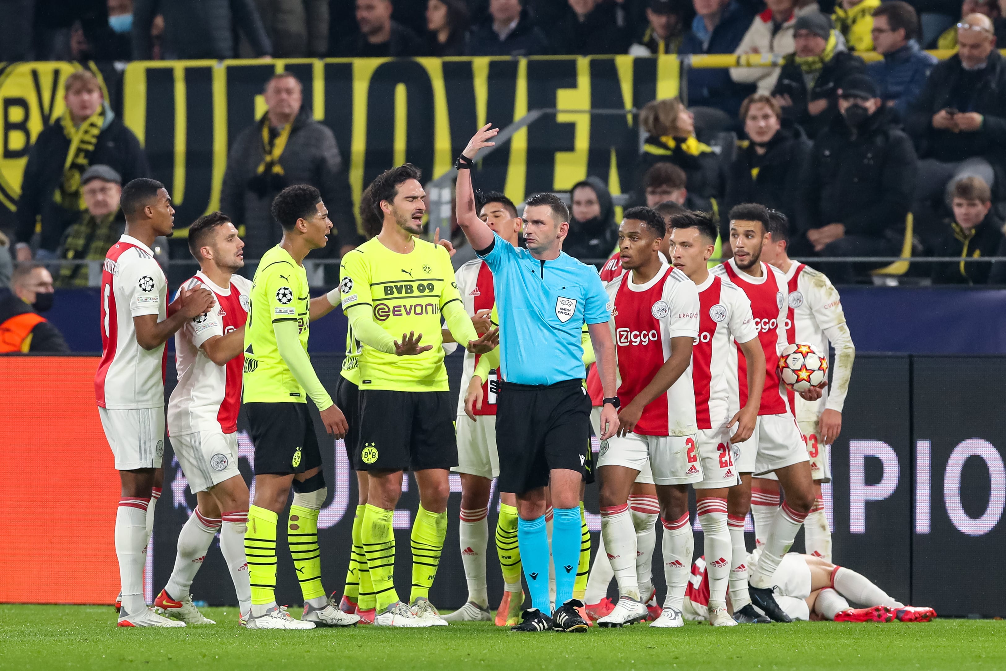 מייקל אוליבר מרחיק את מאטס הומלס, אייאקס נגד דורטמונד