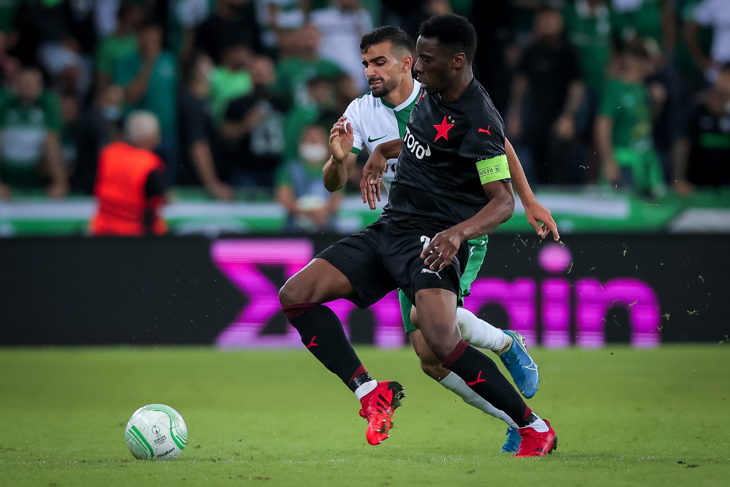 איברהים טראורה שחקן סלביה פראג מול מחמוד ג'אבר שחקן מכבי חיפה