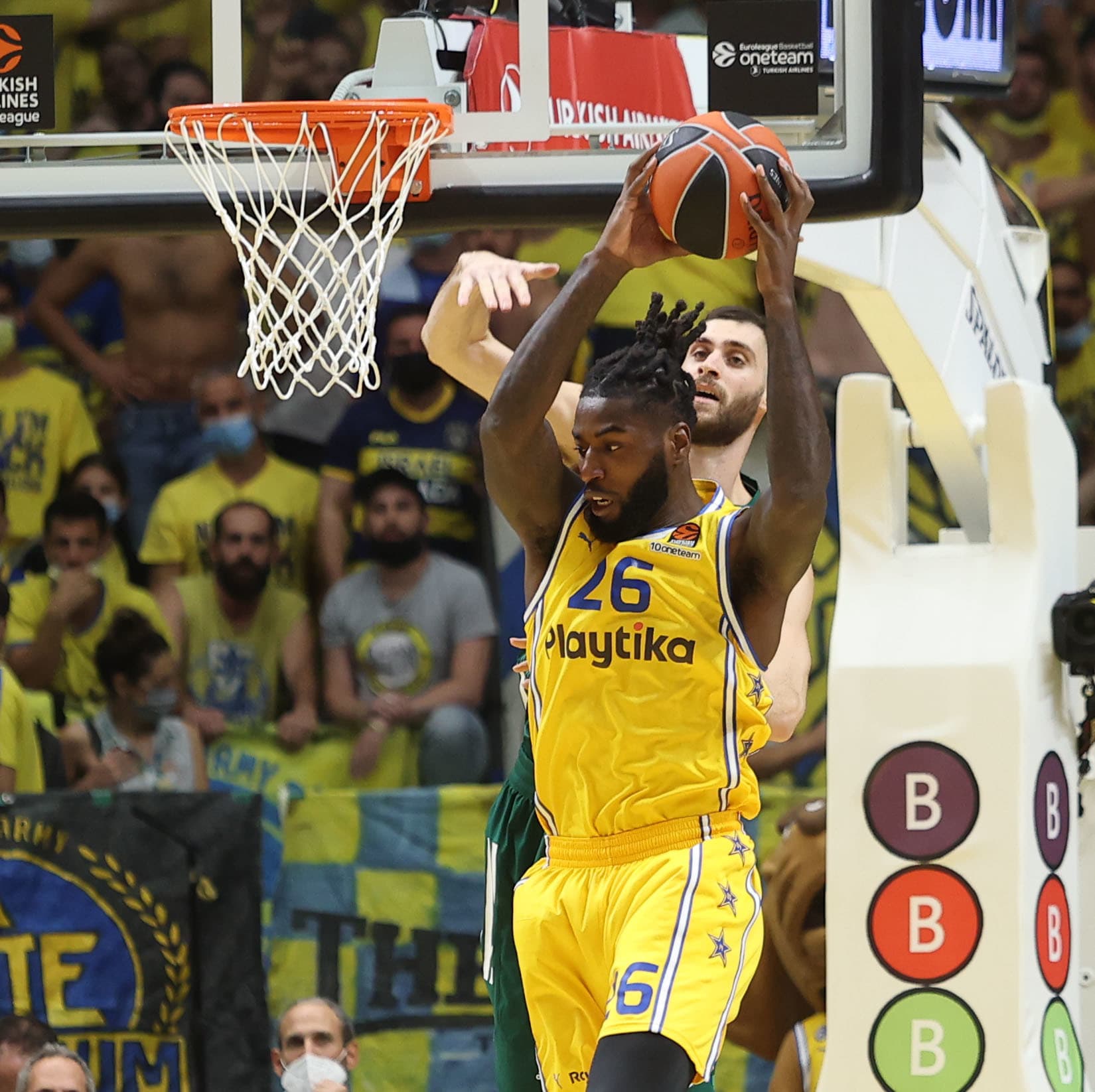 שחקן מכבי תל אביב מתיאס לסור